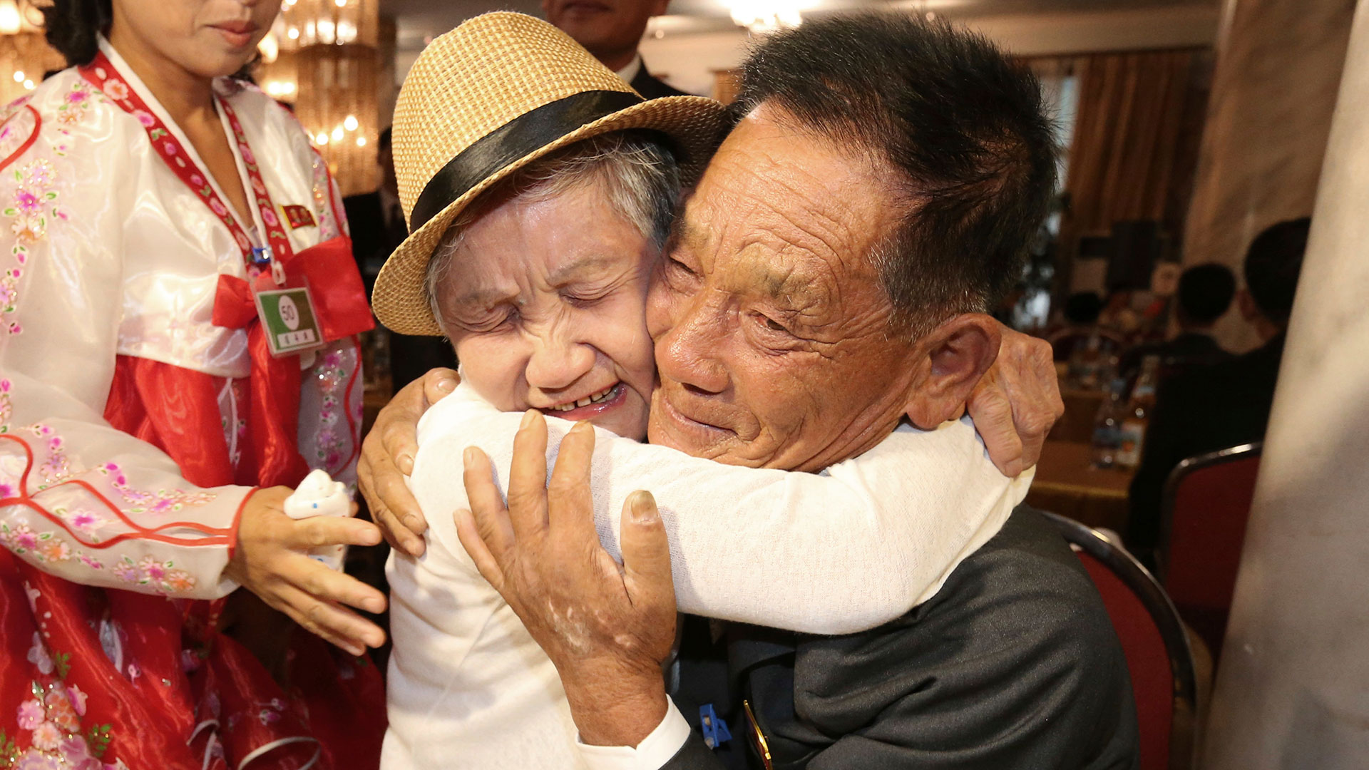 Lee Keum-seom, junto a su hijo Lee Sung-Chul (AP)