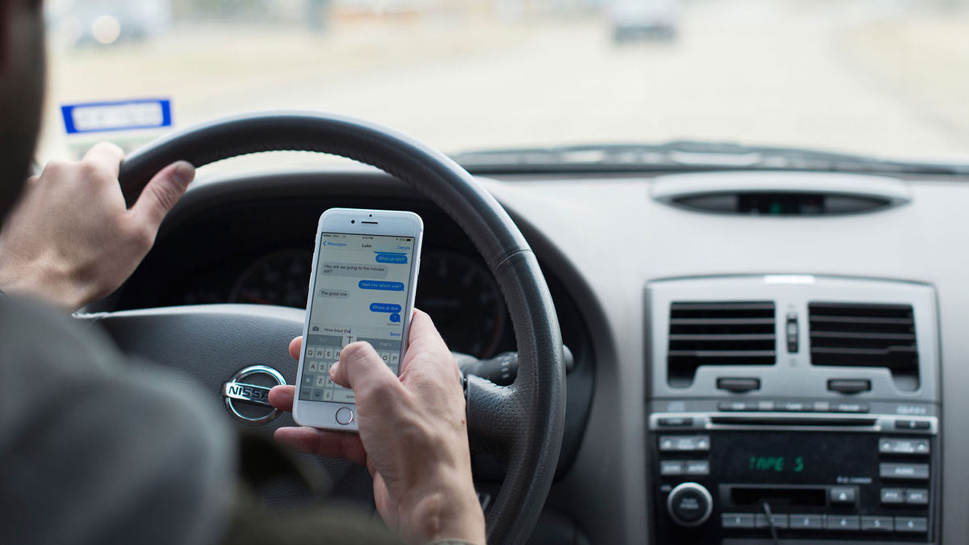La nueva ley deja a los agentes detener a los automovilistas por mandar mensajes de texto.