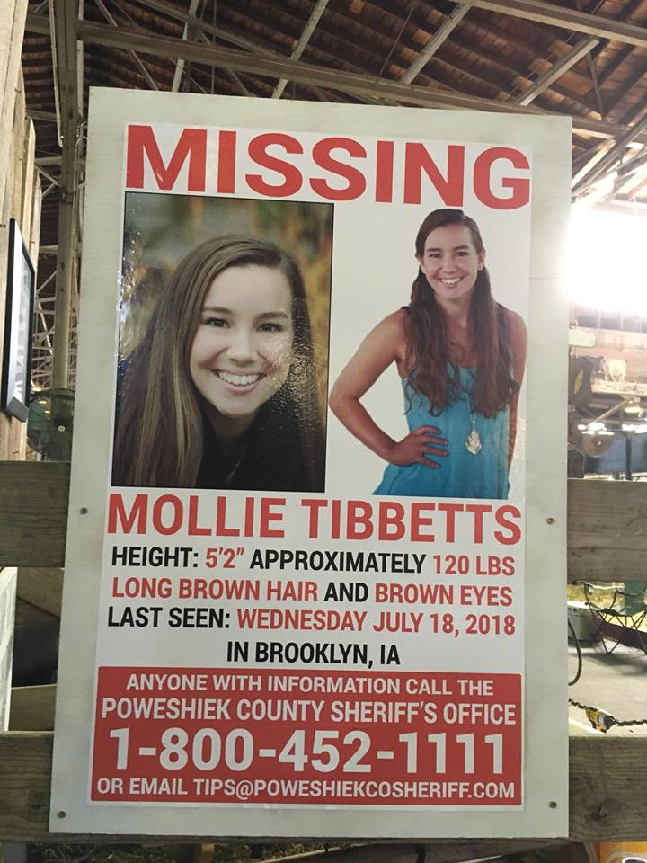 Uno de los tantos carteles que se veían sobre Mollie Tibbetts en Brooklyn, Iowa