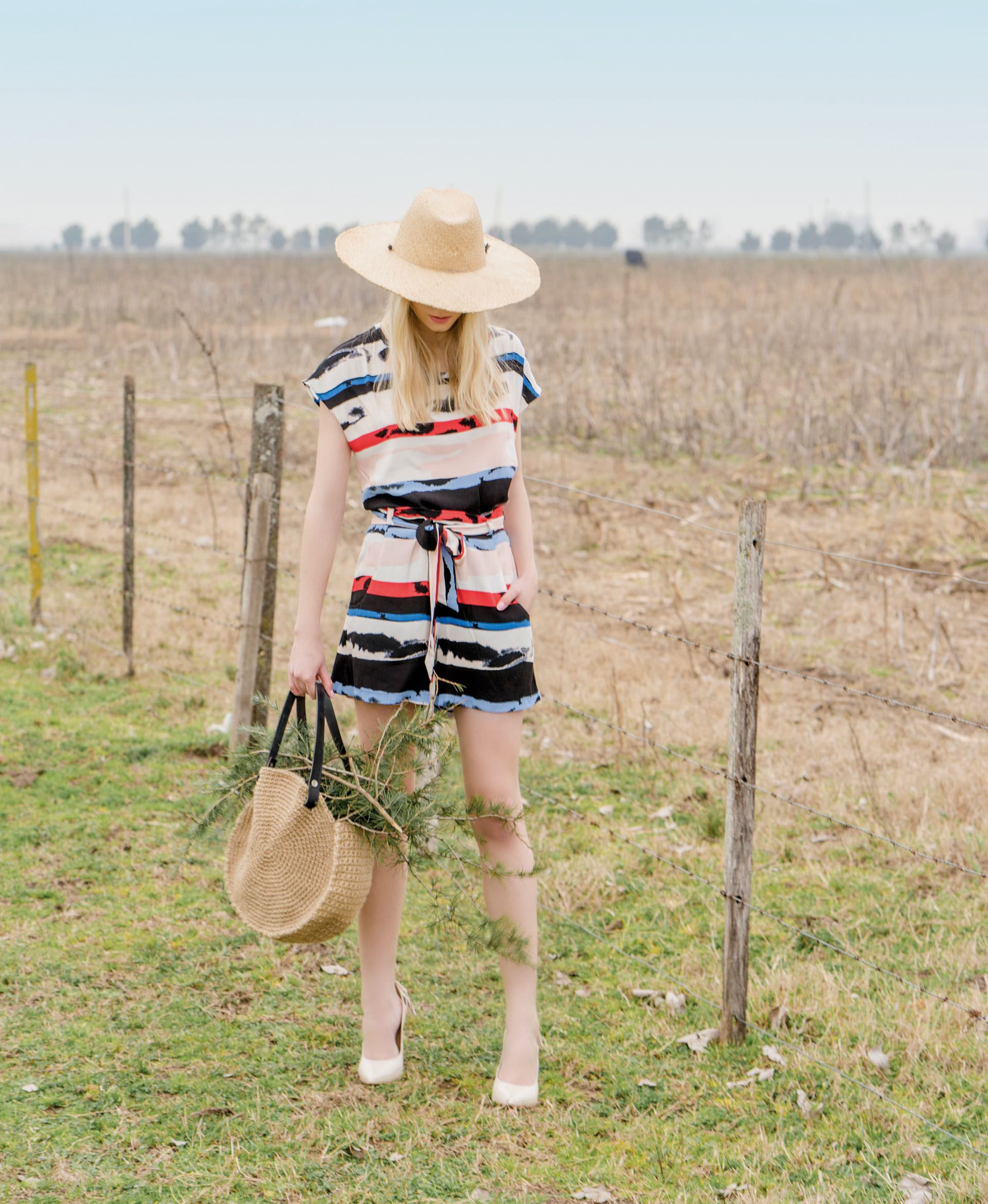Blusa y short con lazo ($ 3.700 y $ 3.200, Vitamina), cartera de yute tejida al crochet con manijas de cuero ($ 1.200, Mi Alma Arte), sombrero (Made in Chola) y stilettos (Paruolo).