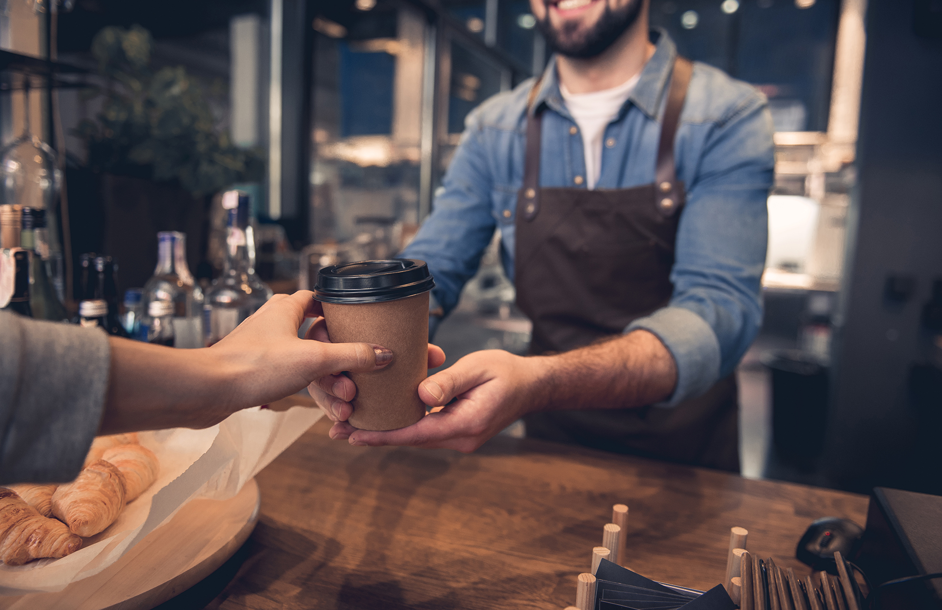 Una sola taza de café puede contener riboflavina (vitamina B2), ácido pantoténico (vitamina B5), manganeso, potasio, magnesio y niacina (vitamina B3) (Getty Images)