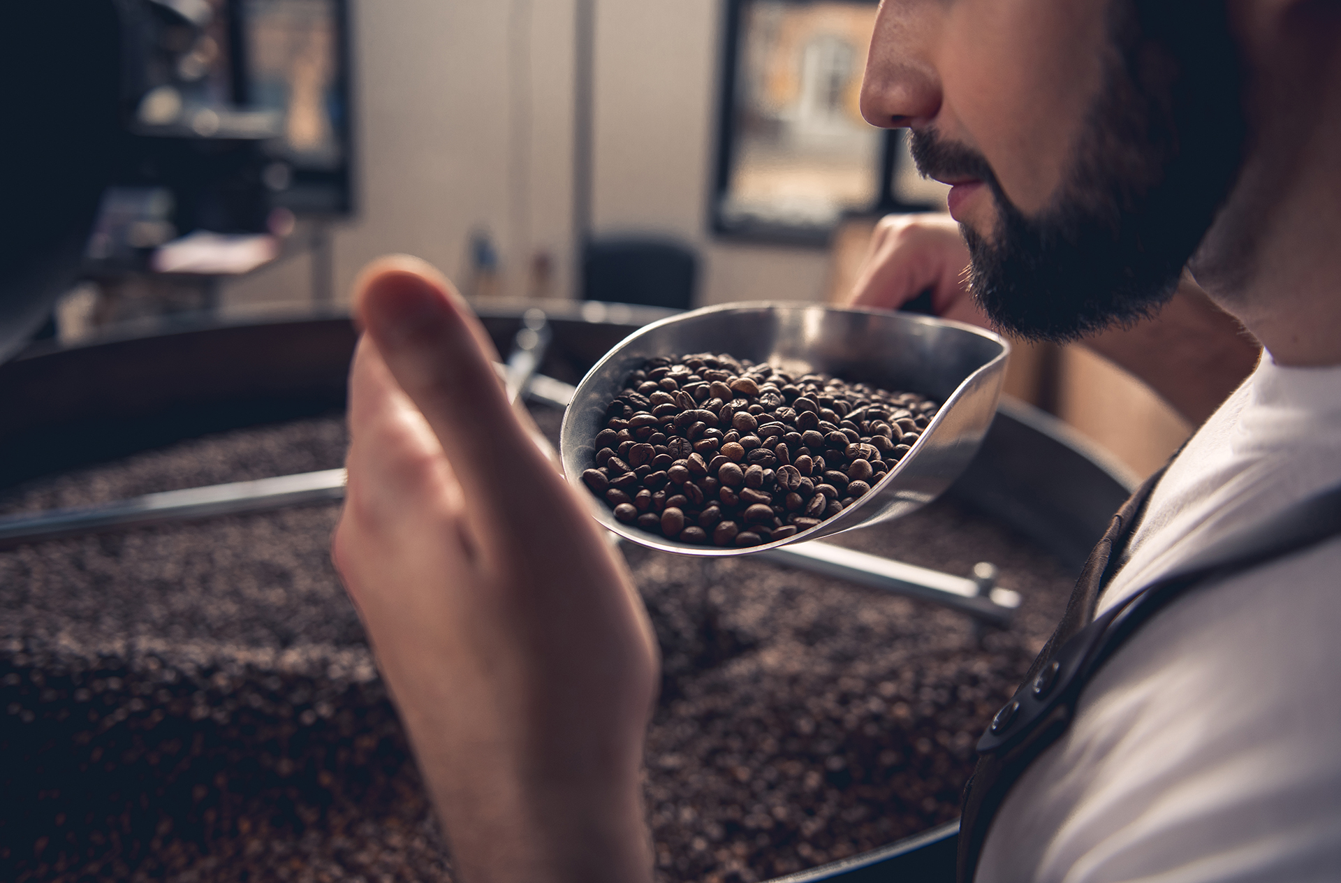 El café contribuye a la concentración y a mantenerse alerta. La ingesta moderada de cafeína, de una a seis tazas al día, ayuda a enfocarse y mejorar el estado de alerta mental (Getty Images)