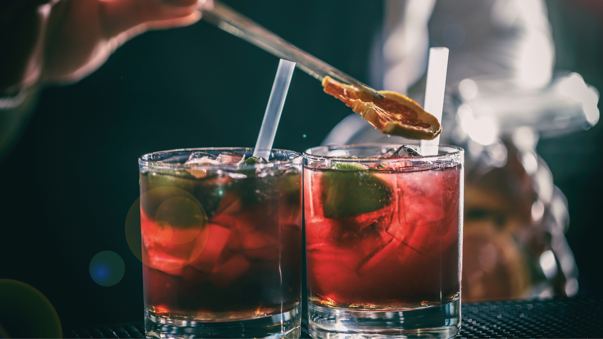 Las bebidas alcohólicas tienen muchas calorías y más si son acompañadas por bebidas dulces (Foto: archivo)