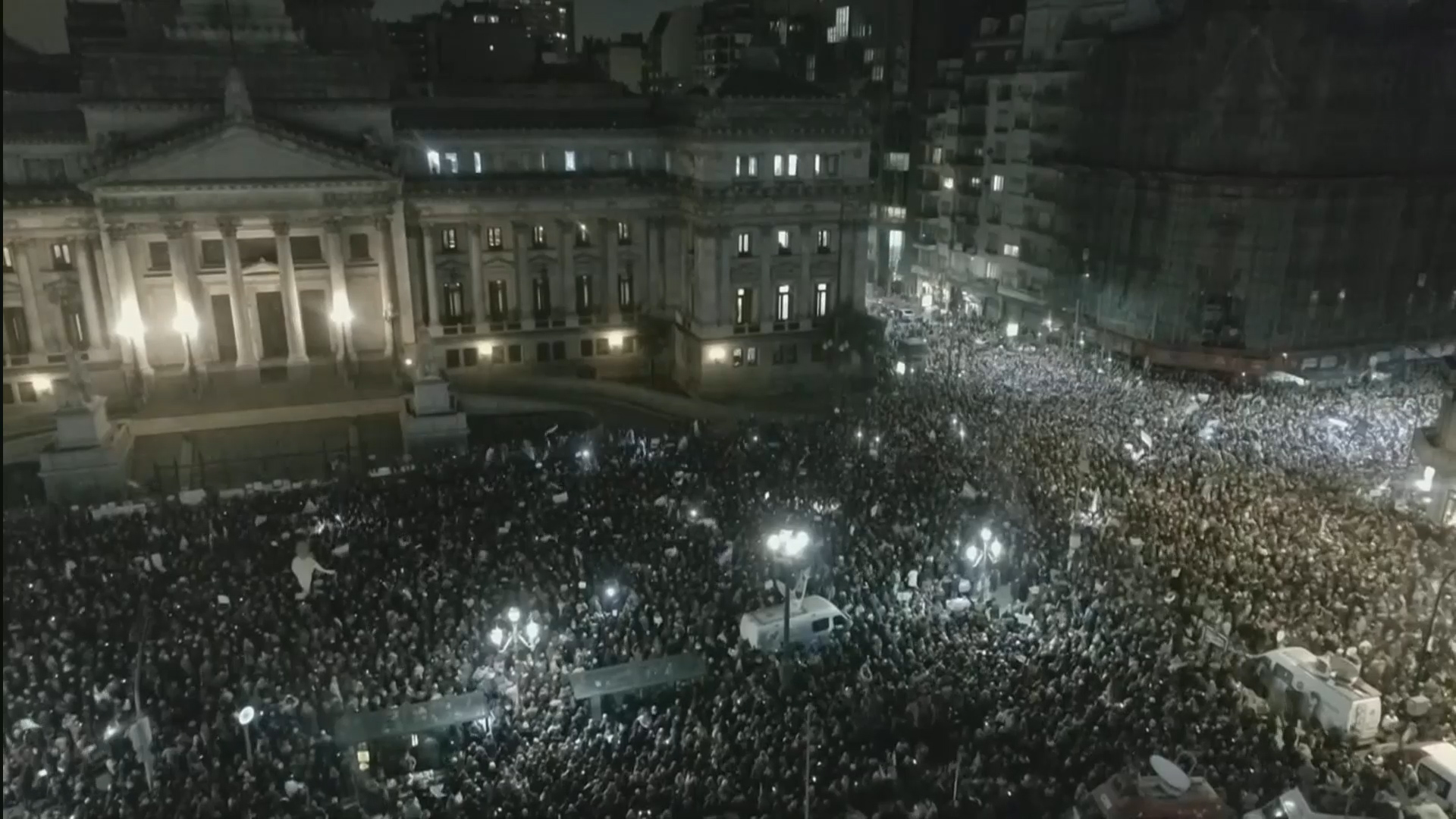 La multitudinaria marcha frente al Congreso en Buenos Aires