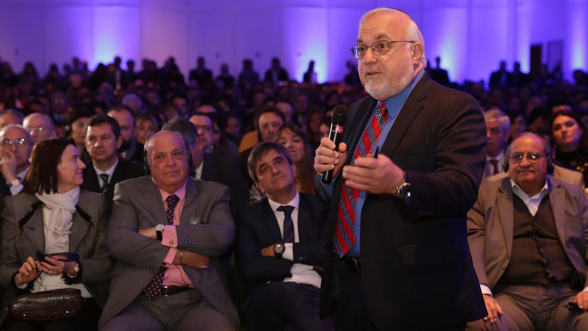 Autoridades del Centro Simon Wiesenthal durante la presentación en Argentina de su informe sobre odio y ciberterrorismo en redes sociales
