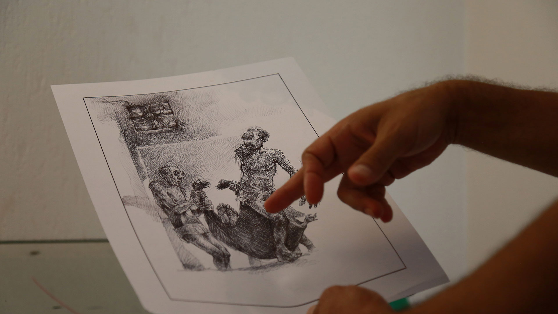 “Te ponían una silla aquí, bajo el brazo”, explica, señalando con el dedo un croquis aterrador en la que un hombre está siendo torturado. “Después se apoyaban en la silla, para que se levante, haciendo que el cuerpo del prisionero se torciera por completo”. “Si tenías suerte, vivías unas semanas”