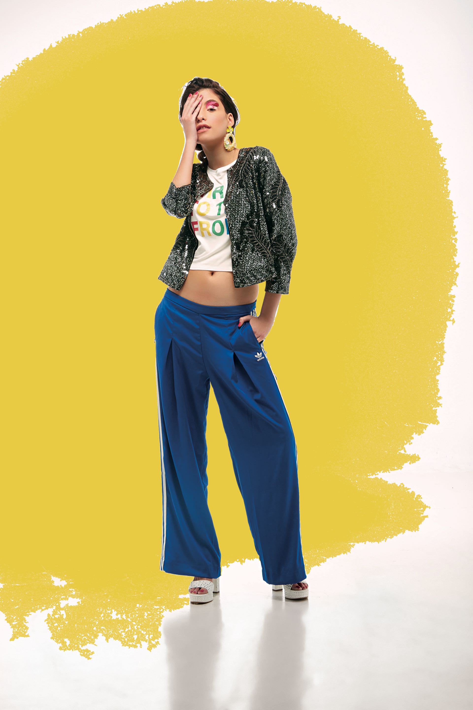 Chaqueta de lentejuelas ($ 9.500, Rapsodia), remera estampada (Lolipop), pantalón deportivo ($ 1.799, adidas Originals) y sandalias de cuero con tachas ($ 10.450, Paruolo).