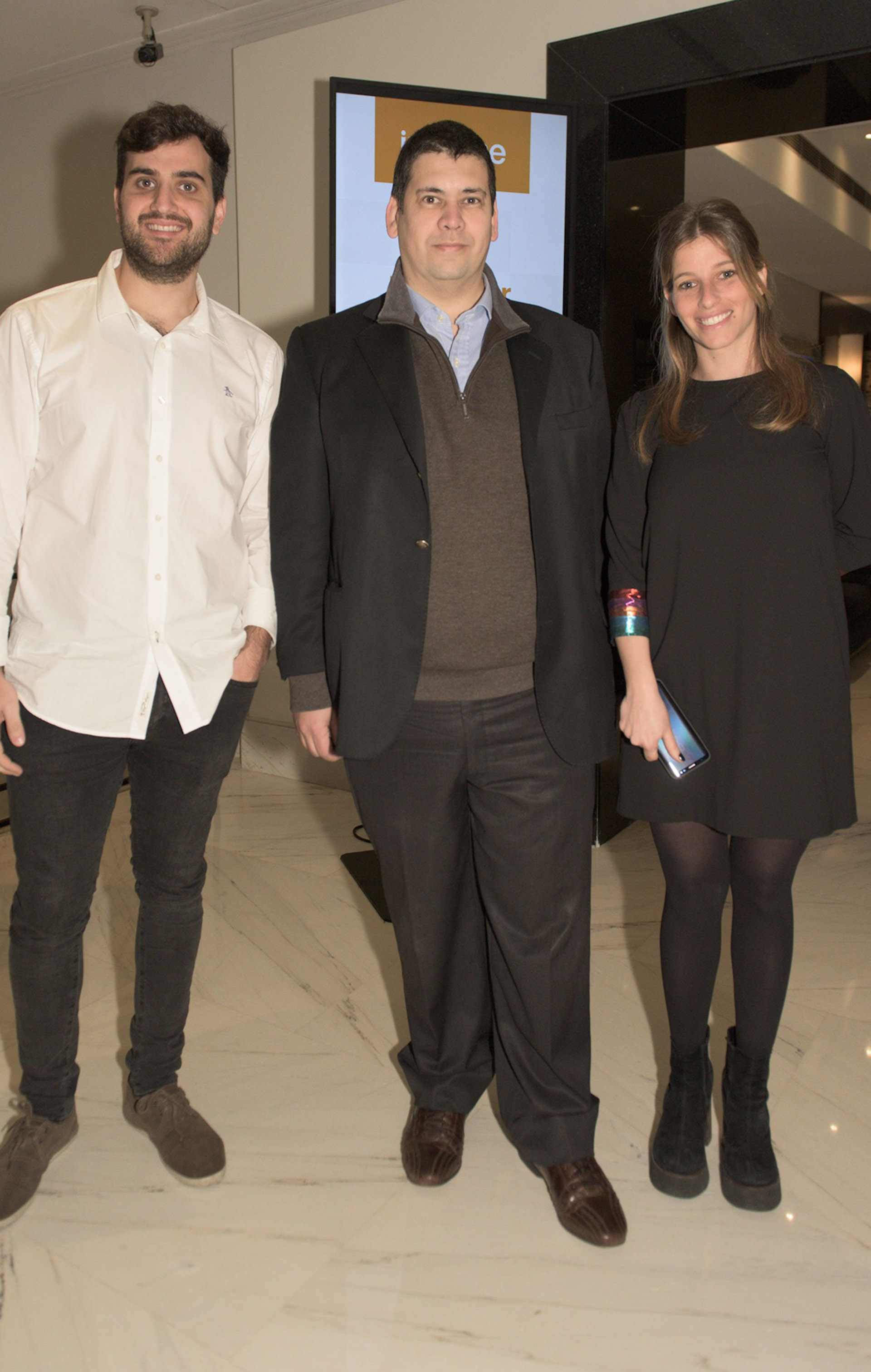 Emiliano Moretti y Priscila Pipman de Infobae junto a Javier Albornoz de Laboratorios Lepetit
