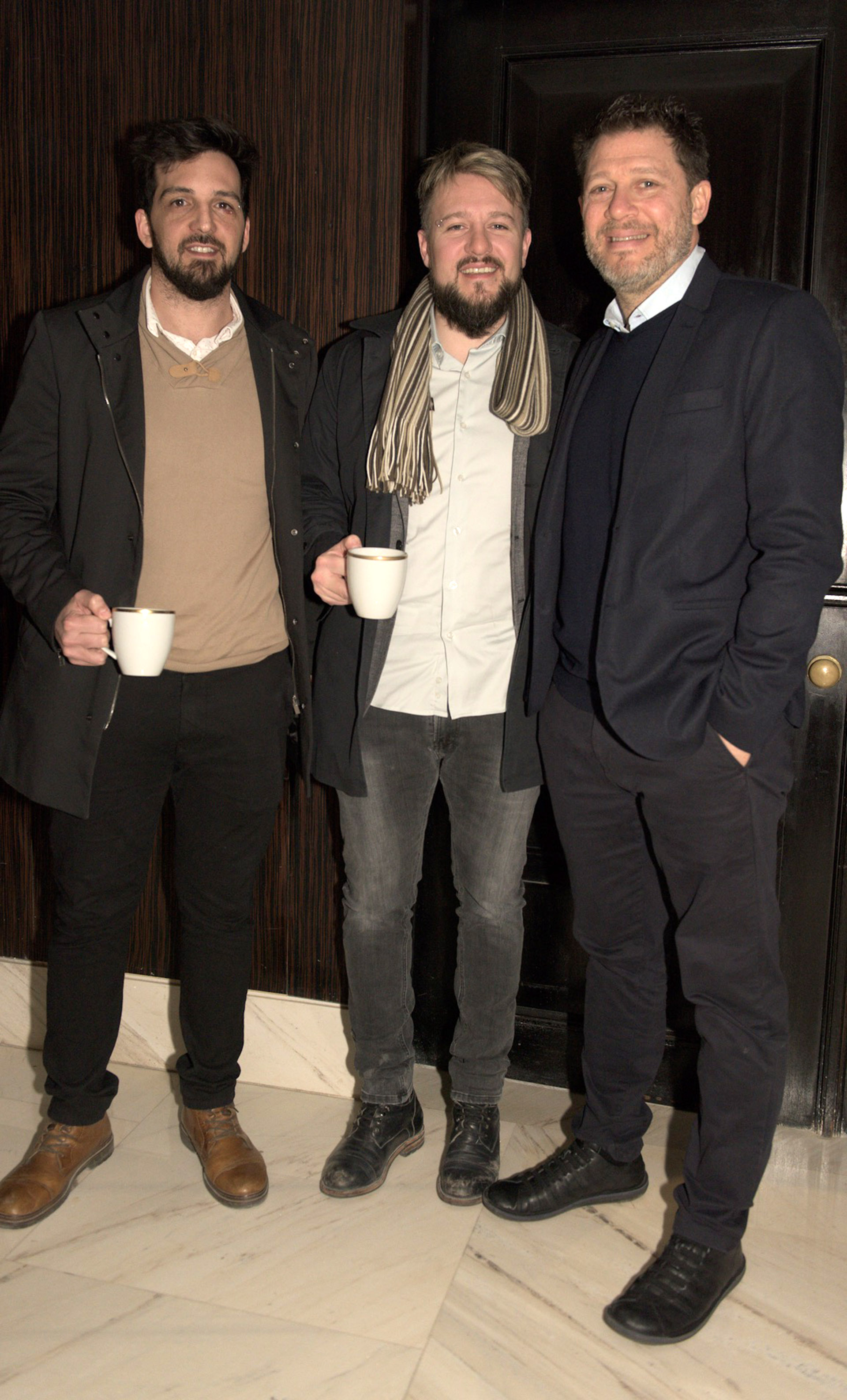 La empresa de revestimientos Pirka Stone estuvo presente a través de su director Damián Barberi y el diseñador industrial Gastón Portalez, ambos junto a Damián Kirzner.
