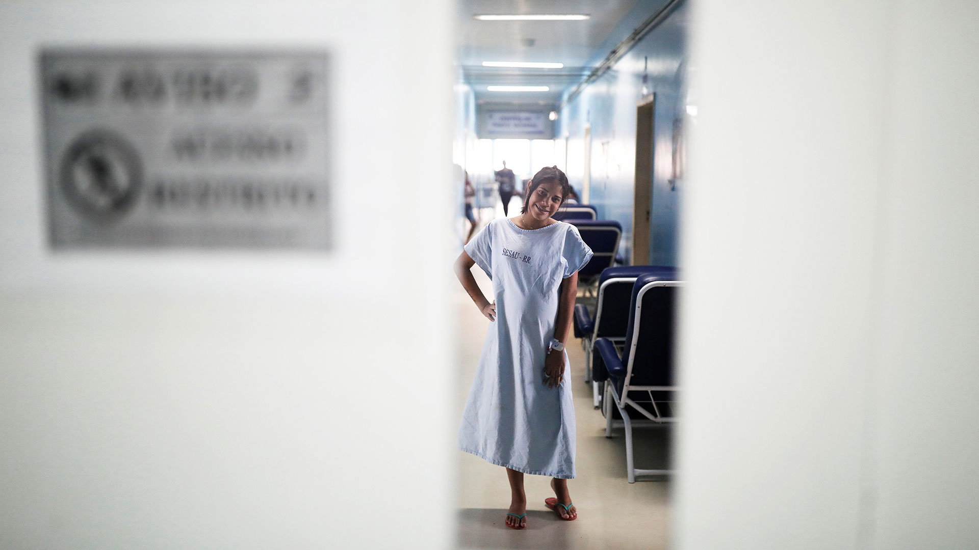 Carla, de 18 años, una mujer embarazada venezolana, posa antes de dar a luz a su bebé en una maternidad en Boa Vista