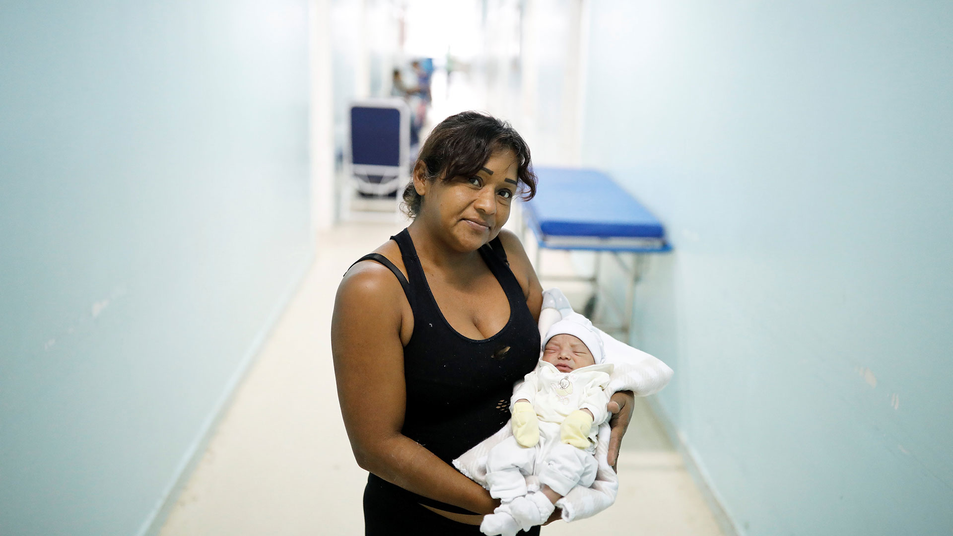 Marisol, de 44 años, venezolana del estado de Monagas, sostiene a Amalia, su bebé de dos días