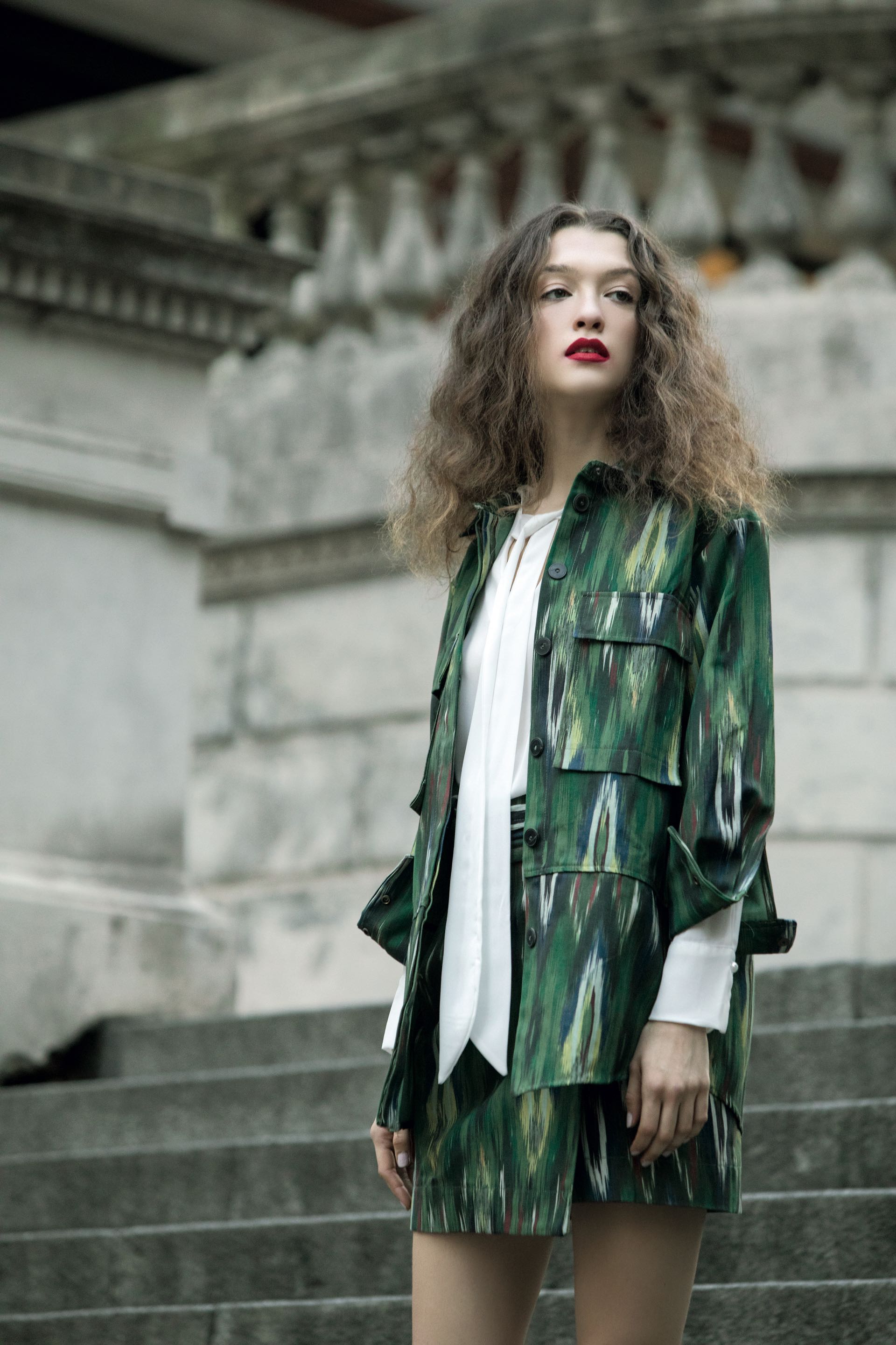 Saco y falda con estampa batik ($ 1.990 y $ 1.590, MNG by Falabella) y camisa con lazo ($ 796, Scombro). (Foto: Fernando Venegas/ Para Ti)
