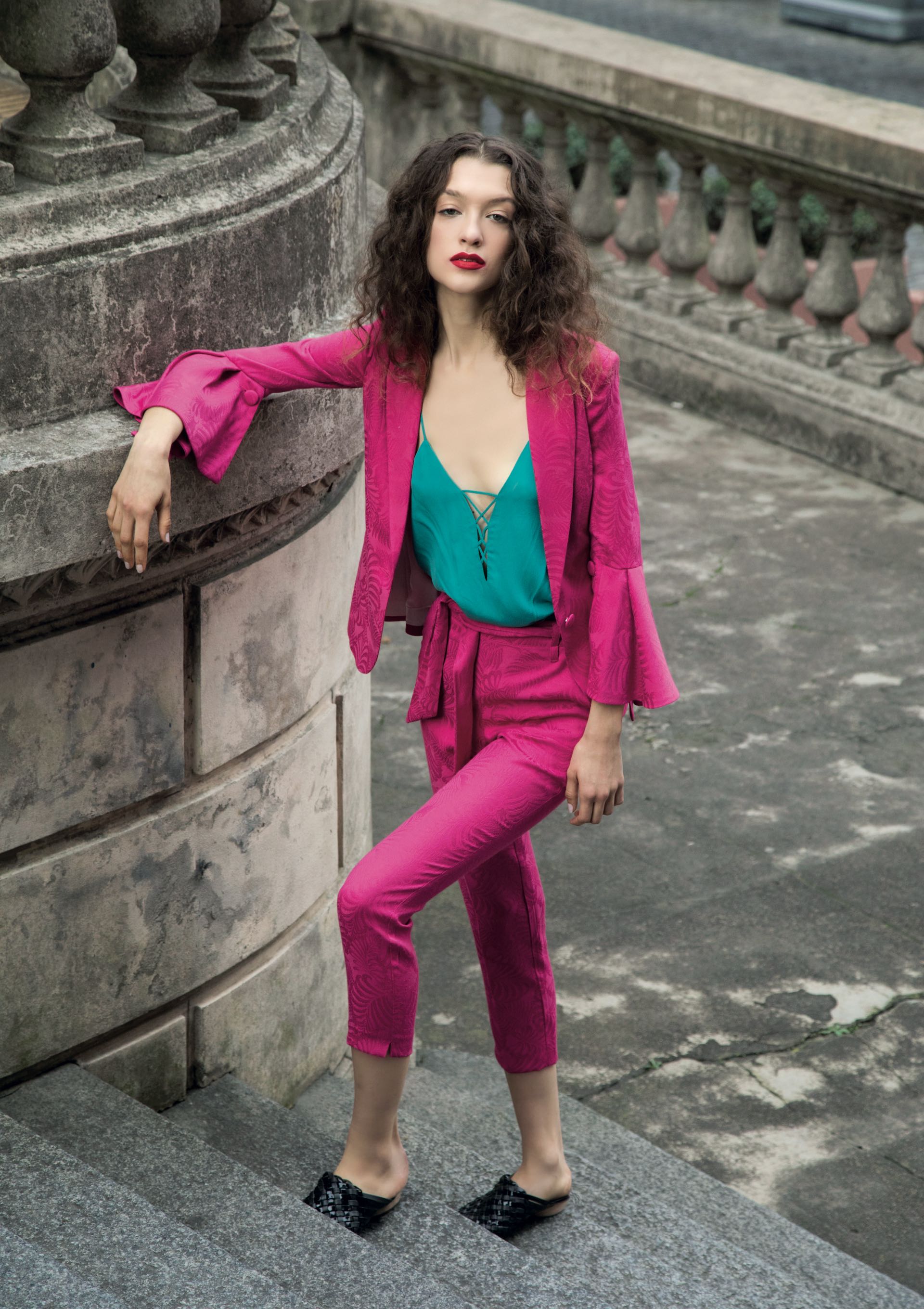 Blazer con puños acampanados y pantalón cigarette ($ 5.980 y $ 3.190, Markova), top de satén ($ 3.200, Uma) y zapatos en punta sin talón ($ 6.200, Vitamina). (Foto: Fernando Venegas/ Para Ti)