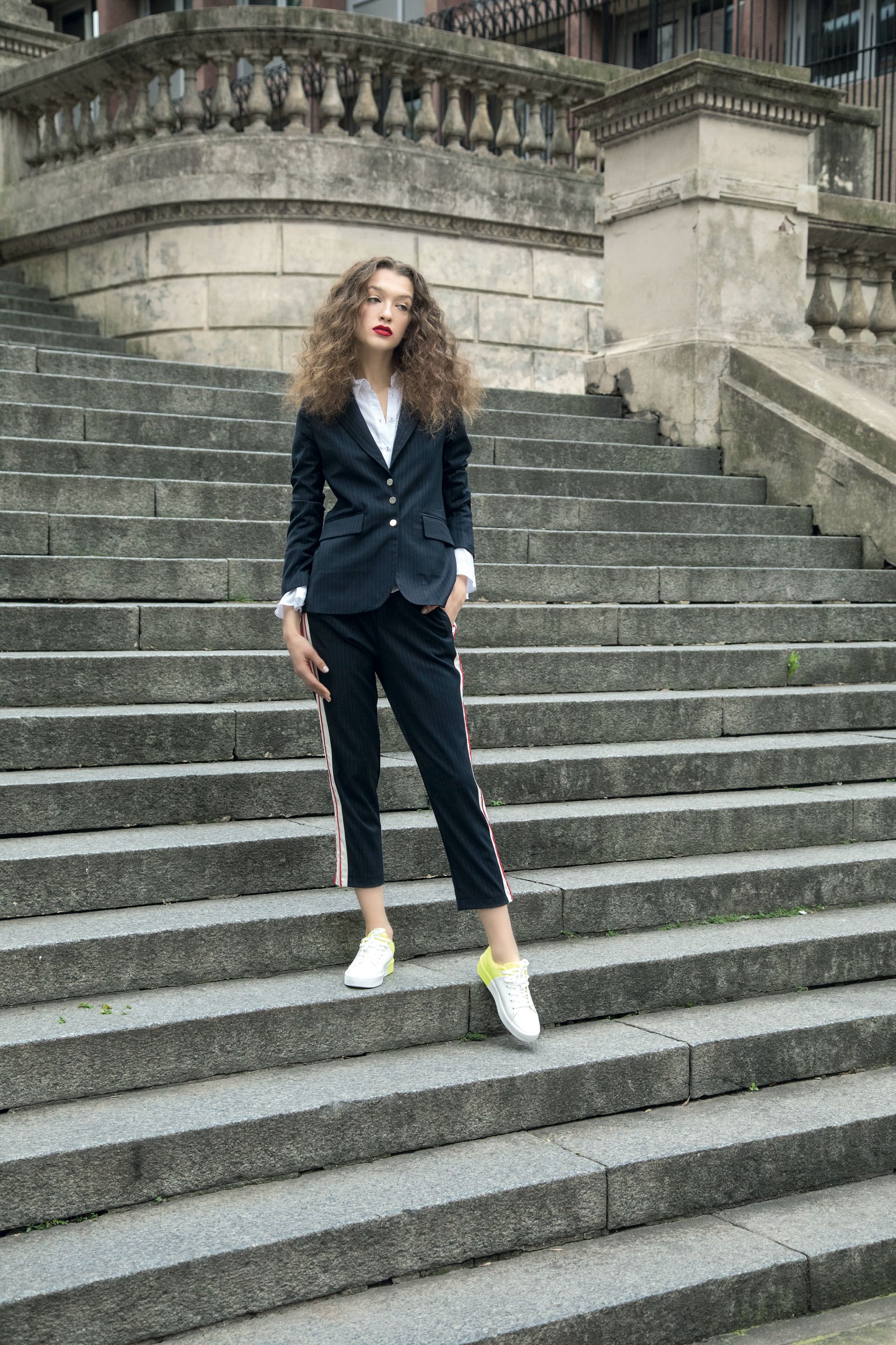 Blazer y pantalón con raya mafia ($ 5.990 y $ 3.150, Kosiuko), camisa ($ 2.190, Wanama) y zapatillas con talón flúo ($ 2.799, Aldo by Falabella). (Foto: Fernando Venegas/ Para Ti)