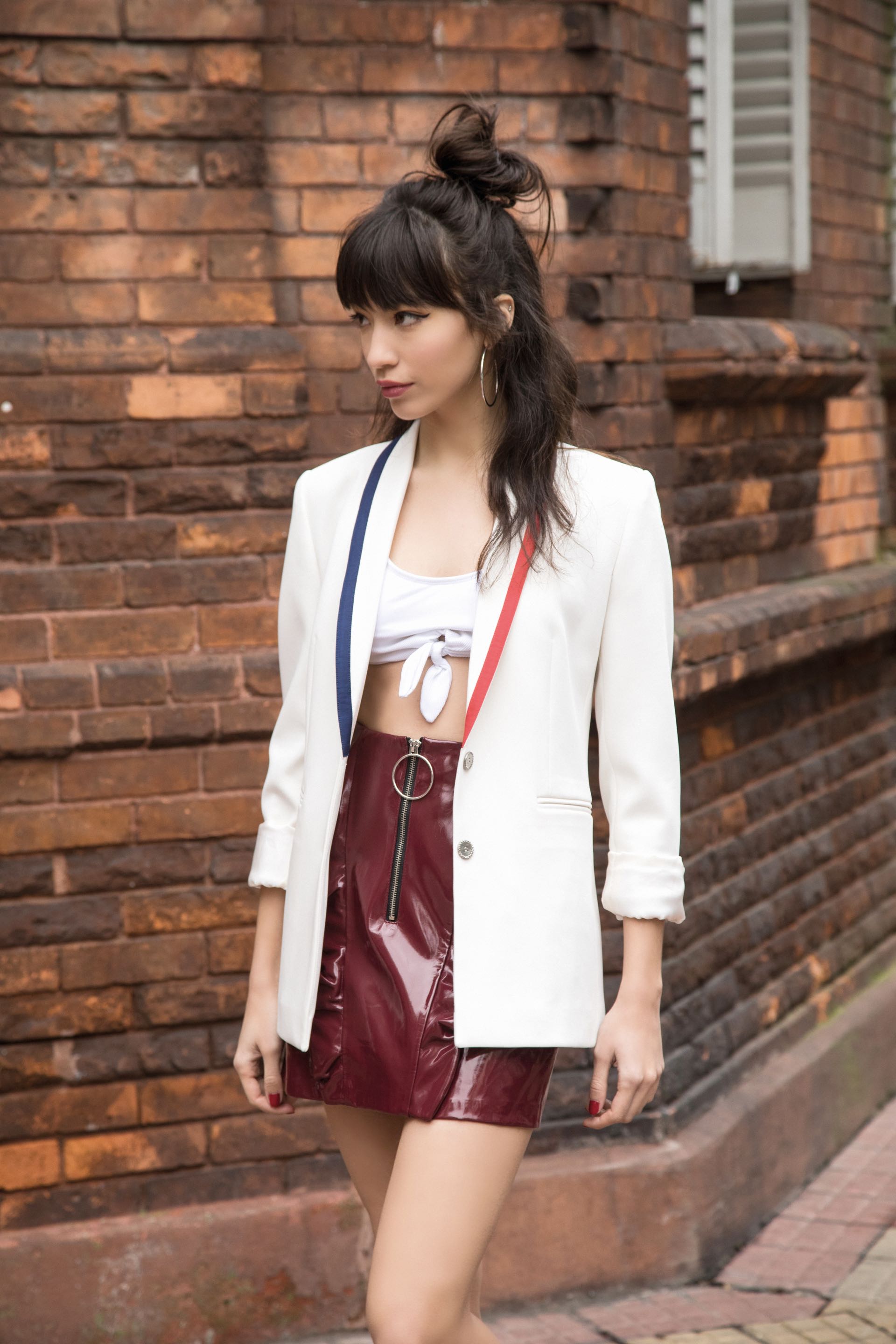Blazer con vivos de colores en la solapa ($ 4.900, Uma), top de bikini (Luz de Mar) y mini de vinilo con volados ($ 1.290, Mango). Blazer largo y top ($ 5.250 y $ 2.550, Naíma), chupín de jean con rayas (Scombro) y sobre de cuero y glitter ($ 1.600, Olivetta). (Foto: Fernando Venegas/ Para Ti)