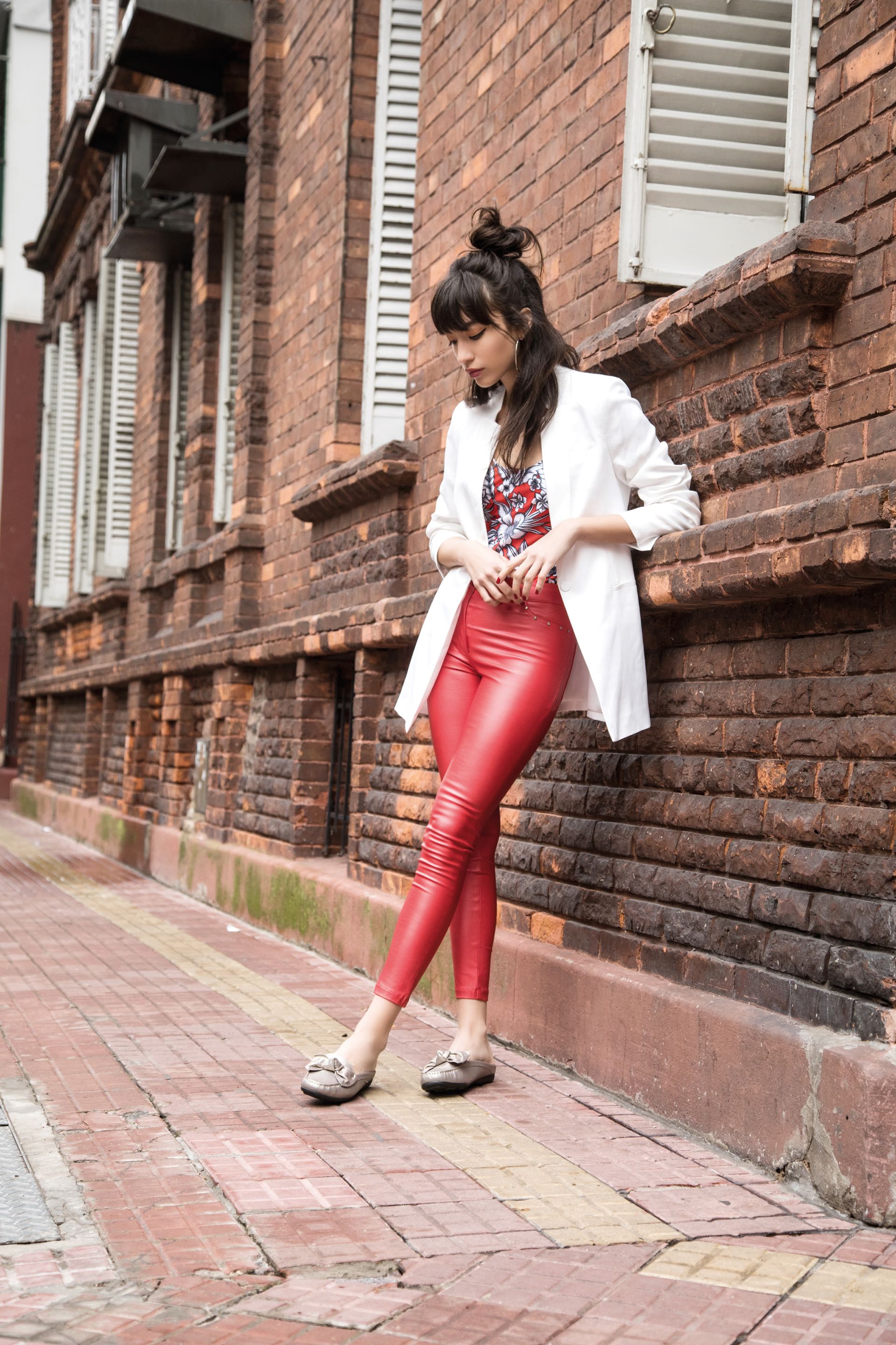 Blazer largo oversize ($ 4.100, Zhoue), remera de algodón con estampa ($ 895, Wanama), mini con volado en el ruedo ($ 3.900, Vitamina) y mules de gamuza en punta ($ 2.300, Hush Puppies). (Foto: Fernando Venegas/ Para Ti)