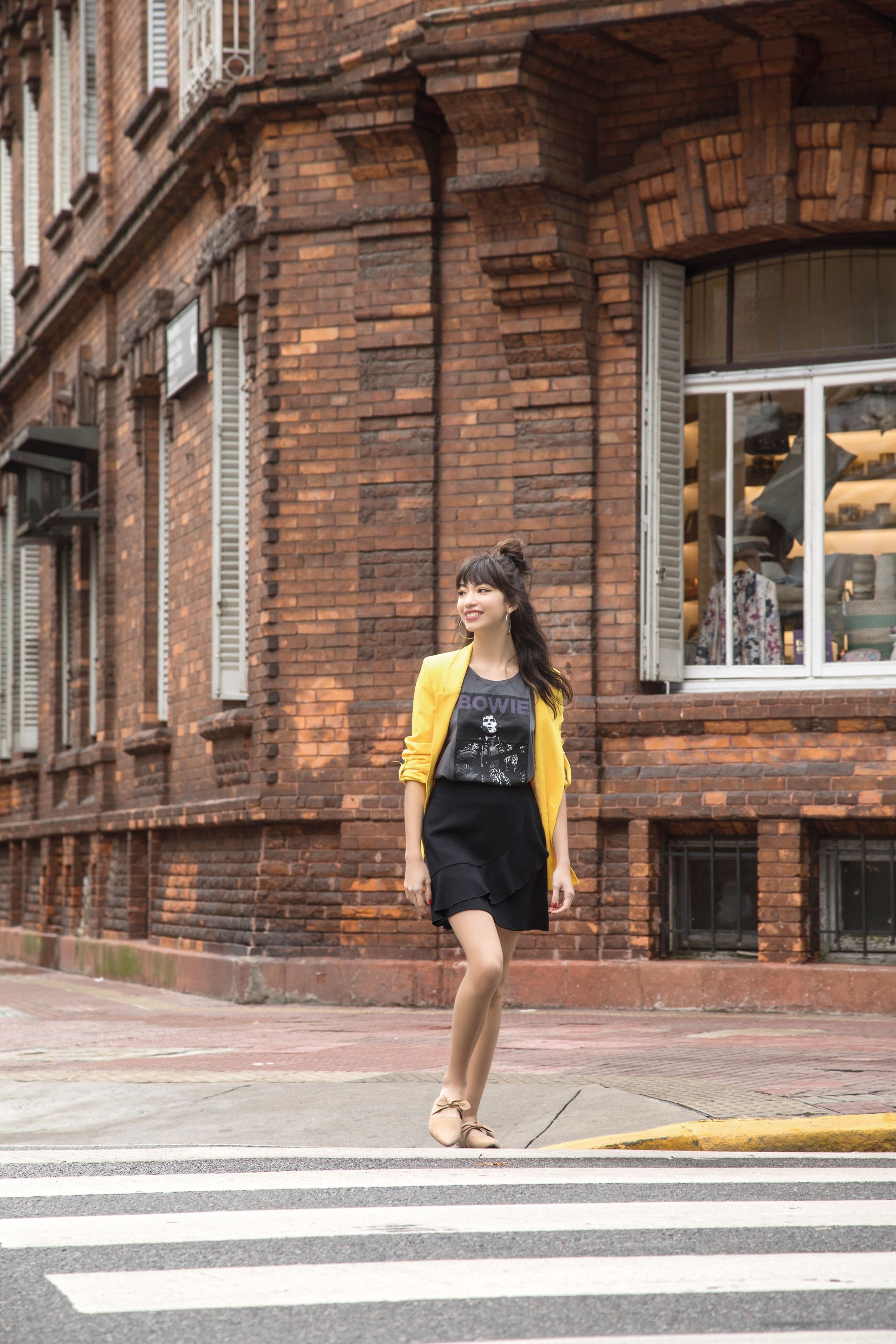 Blazer largo oversize ($ 4.100, Zhoue), remera de algodón con estampa ($ 895, Wanama),mini con volado en el ruedo ($ 3.900, Vitamina) y mules de gamuza en punta ($ 2.300, Hush Puppies).