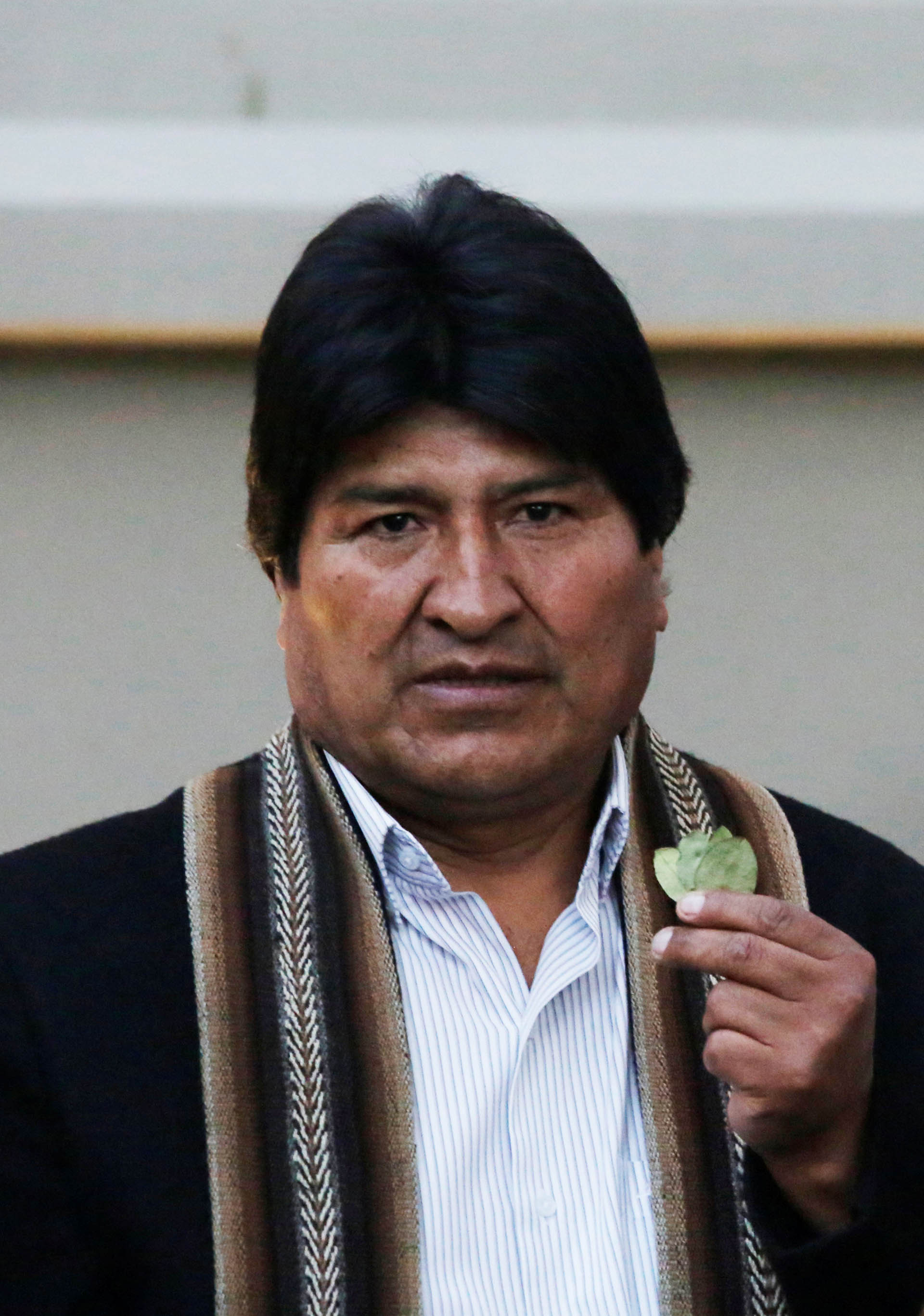 El presidente de Bolivia sostiene una hoja de coca durante la inauguración de la nueva casa presidencial (Reuters)