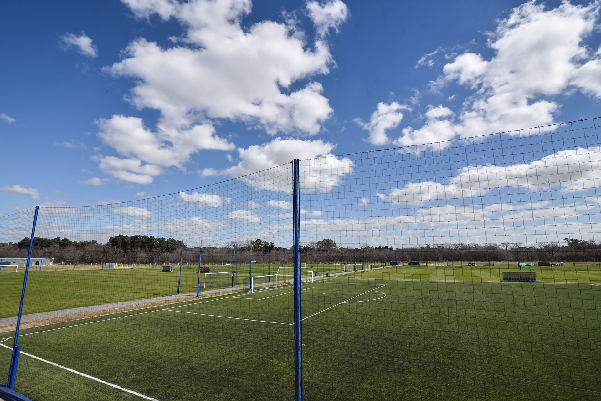 Además, dispondrá de vestuarios para futbolistas y entrenadores, gimnasio, hidroterapia, estacionamiento, microcine y consultorios médicos (Guille Llamos)