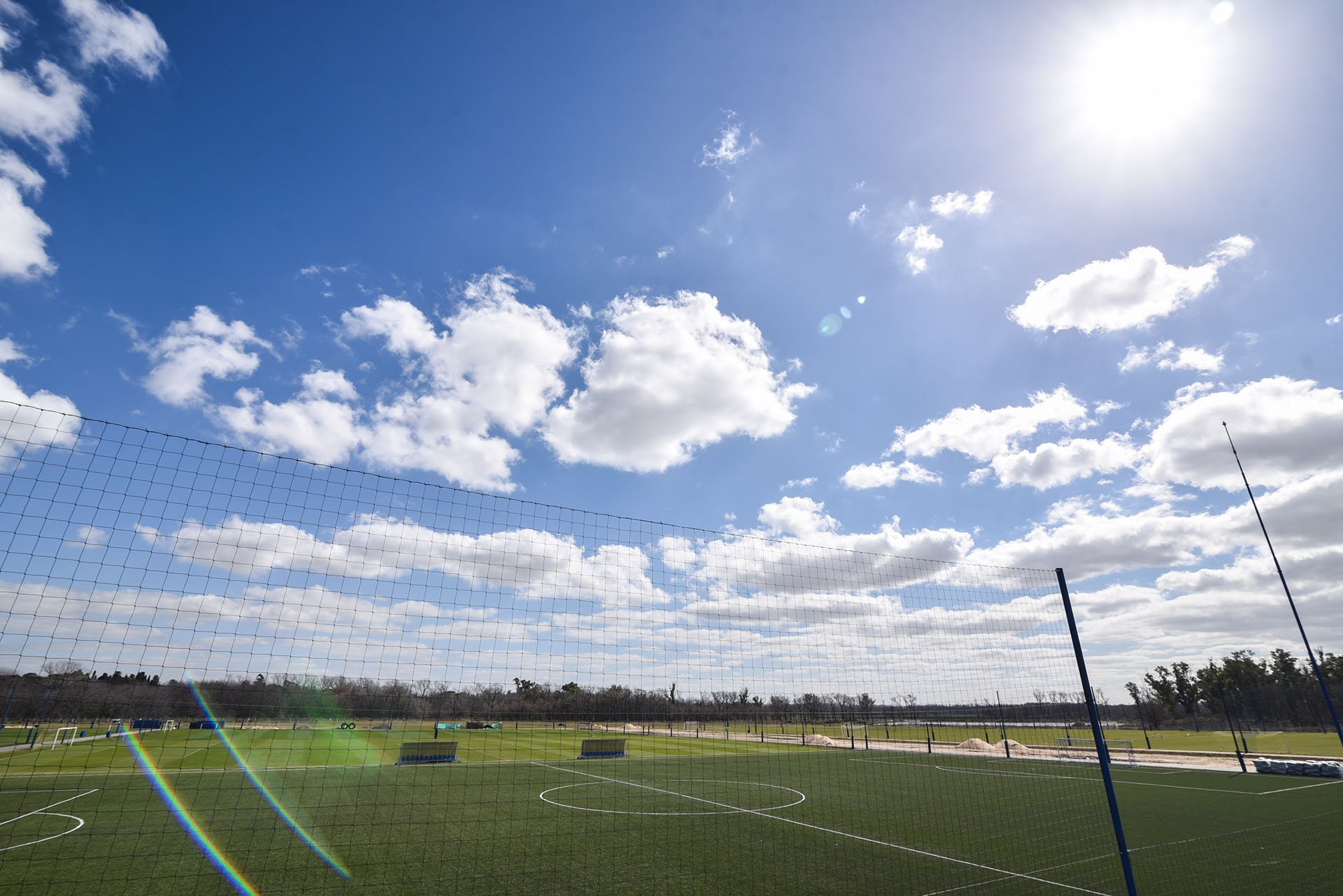 La dirigencia proyecta la confección de un ala paralela para el fútbol profesional: contará con tres canchas con césped natural y una de césped artificial cubierta (Guille Llamos)
