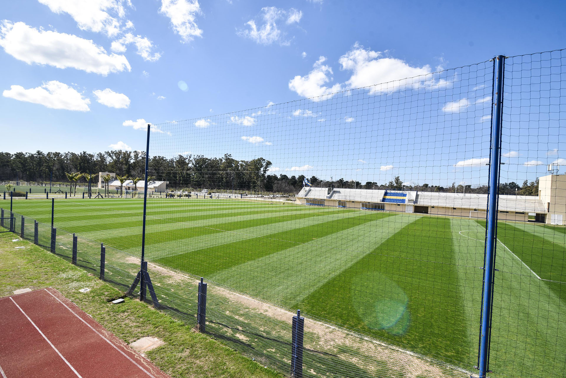 La cancha de césped natural para partidos oficiales con tribunas (Guille Llamos)