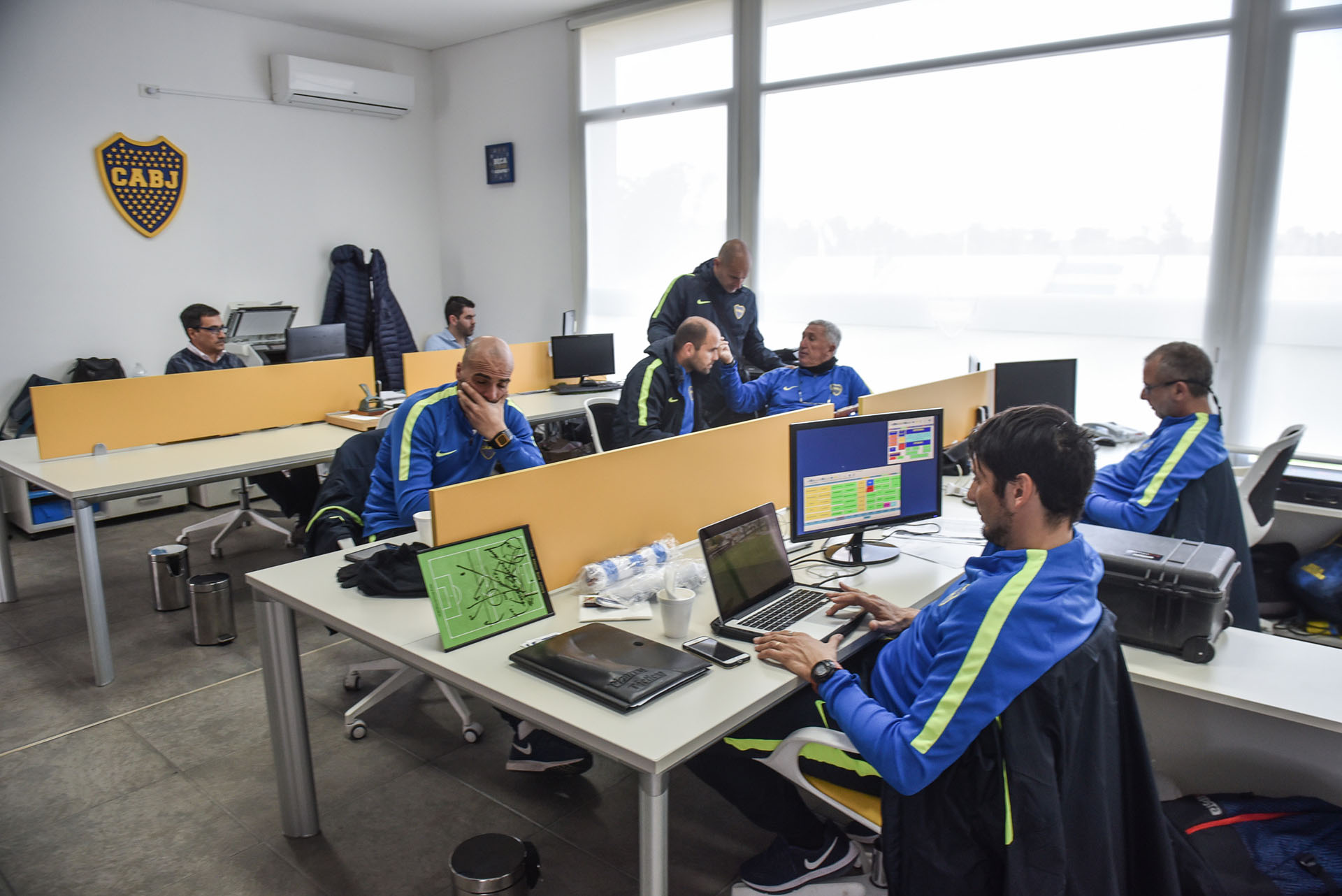 Una de las oficinas en las que trabajan los colaboradores de Claudio Vivas, coordinador del fútbol infanto-juvenil (Guille Llamos)