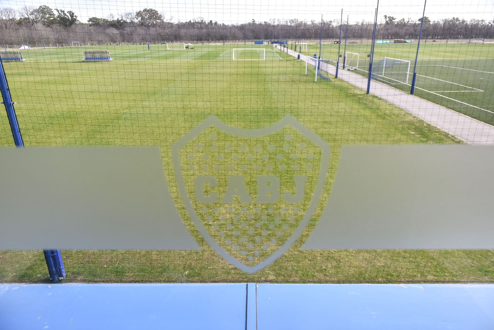 Los entrenadores y chicos de inferiores disponen de ocho canchas de 11 con césped natural para los entrenamientos y una de césped artificial (Guille Llamos)