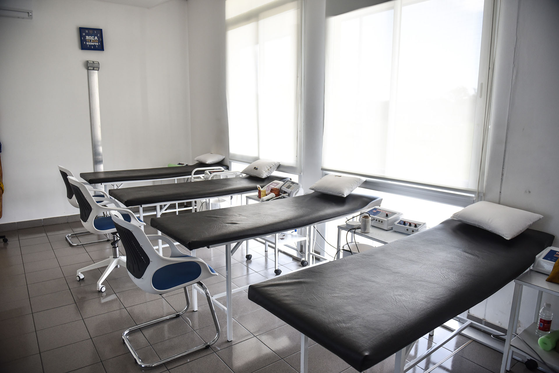 El consultorio médico dispone de varias camillas, primeros auxilios y zonas de rehabilitación (Guille Llamos)