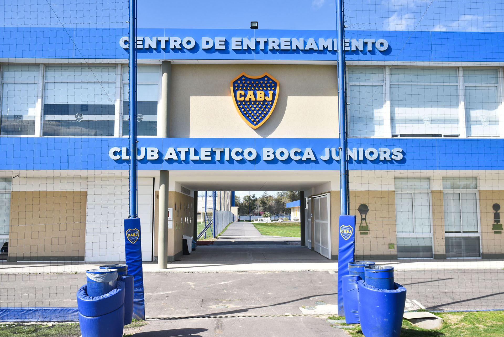 La boca de ingreso a los vestuarios que atraviesan los juveniles después de cada entrenamiento (Guille Llamos)