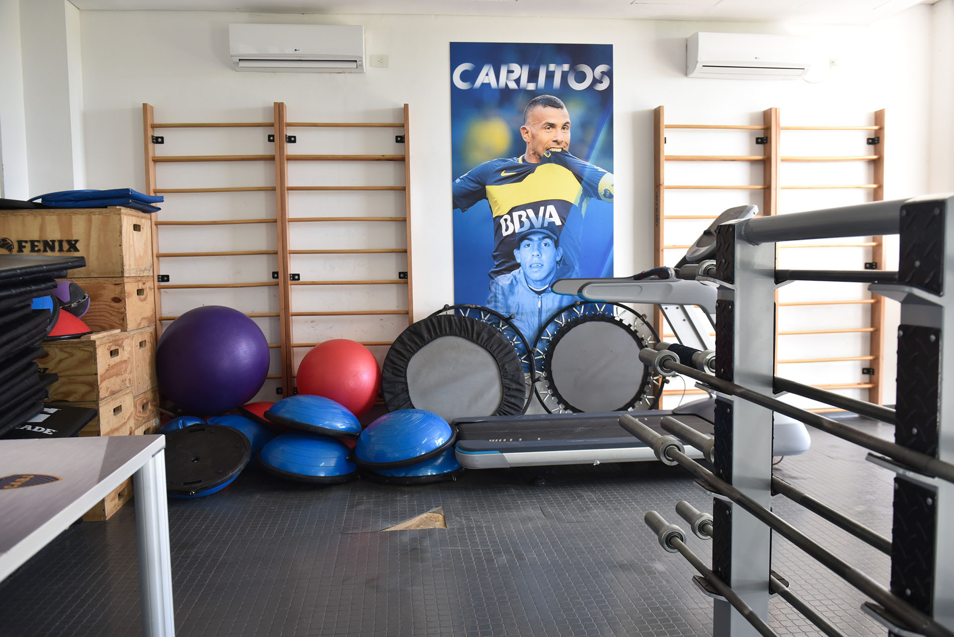 Las paredes del gimnasio cuentan con afiches que exhiben a los productos más destacados de Boca y sus inferiores: Carlos Tevez es uno de los más emblemáticos (Guille Llamos)