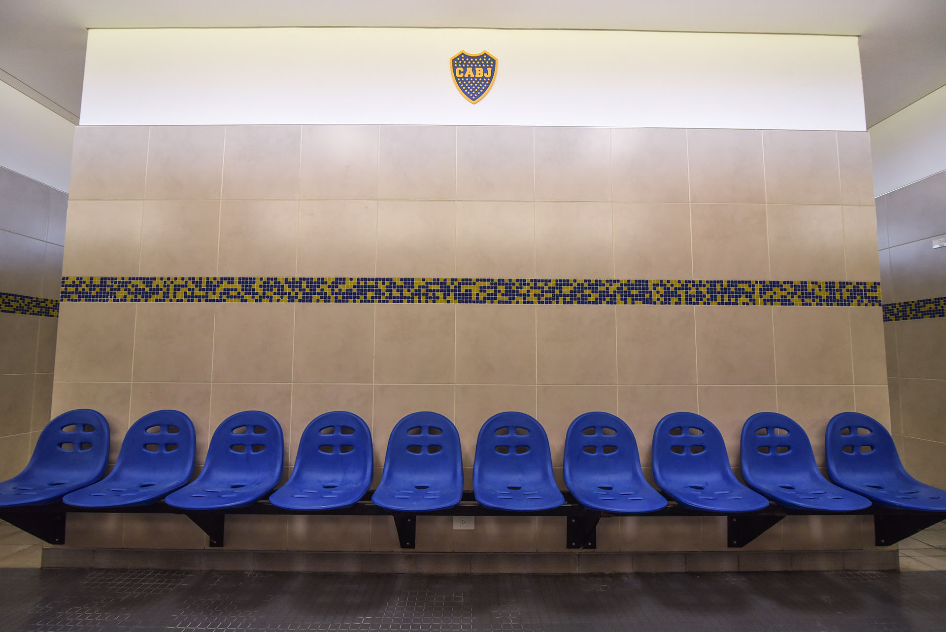 Uno de los ocho vestuarios de los que disponen los juveniles de Boca (Guille Llamos)