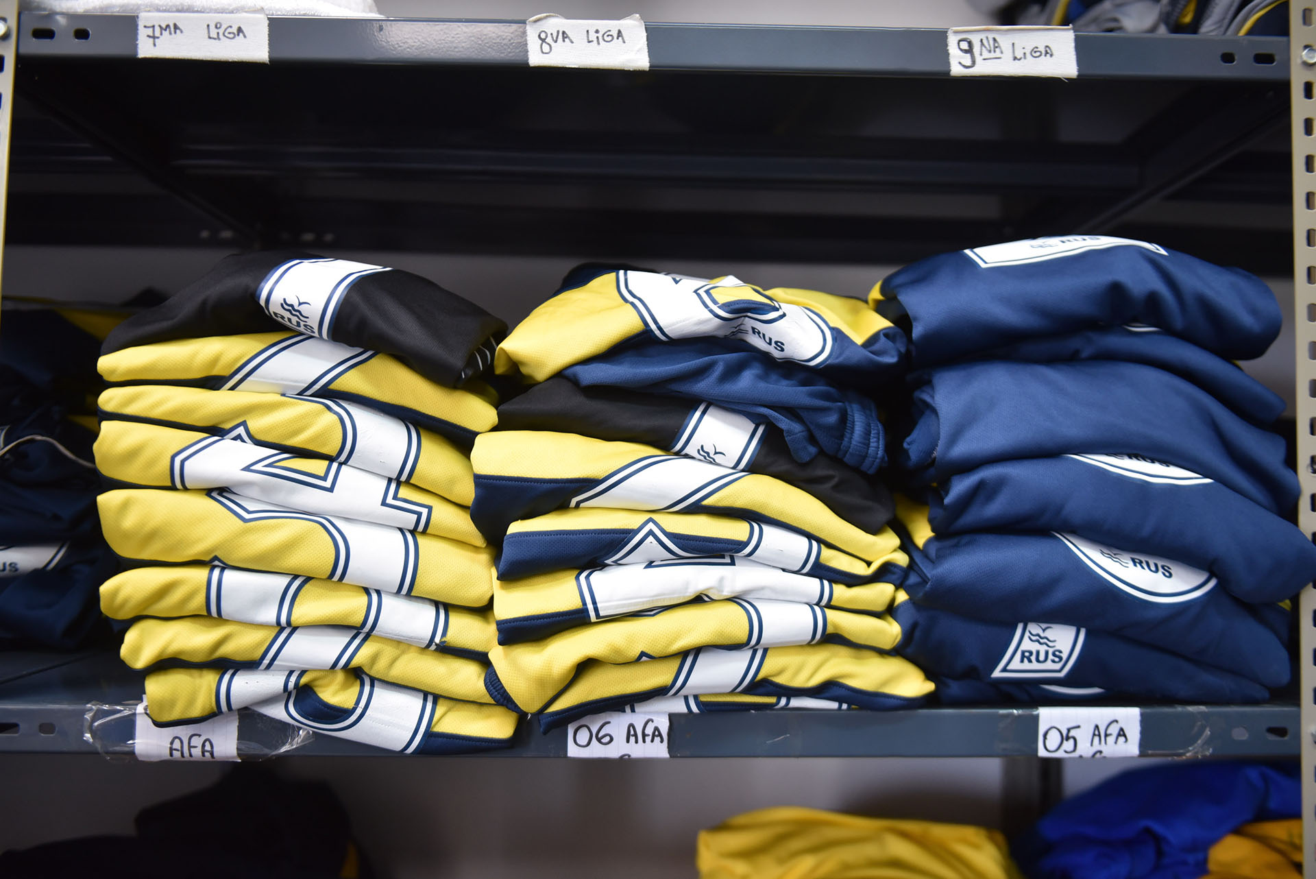 Las camisetas apiladas reflejan el sueño de miles de chicos de todo el país (Guille Llamos)