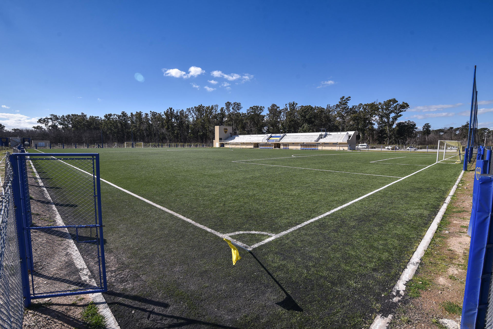 La cancha de césped artificial para partidos oficiales con tribunas (Guille Llamos)