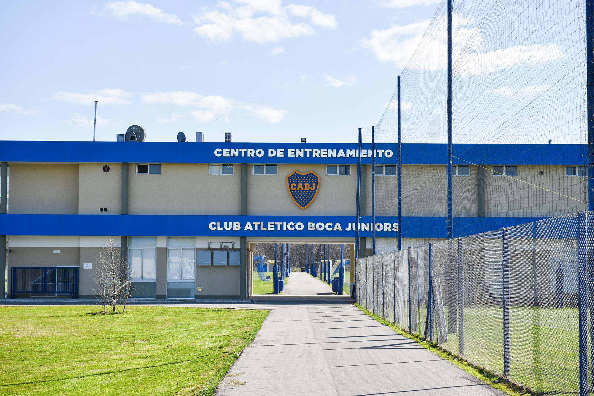 Ocho vestuarios para jugadores, cinco para técnicos, cuerpo médico y árbitros, depósitos, oficinas y una sala de video, algunas de las comodidades (Guille Llamos)