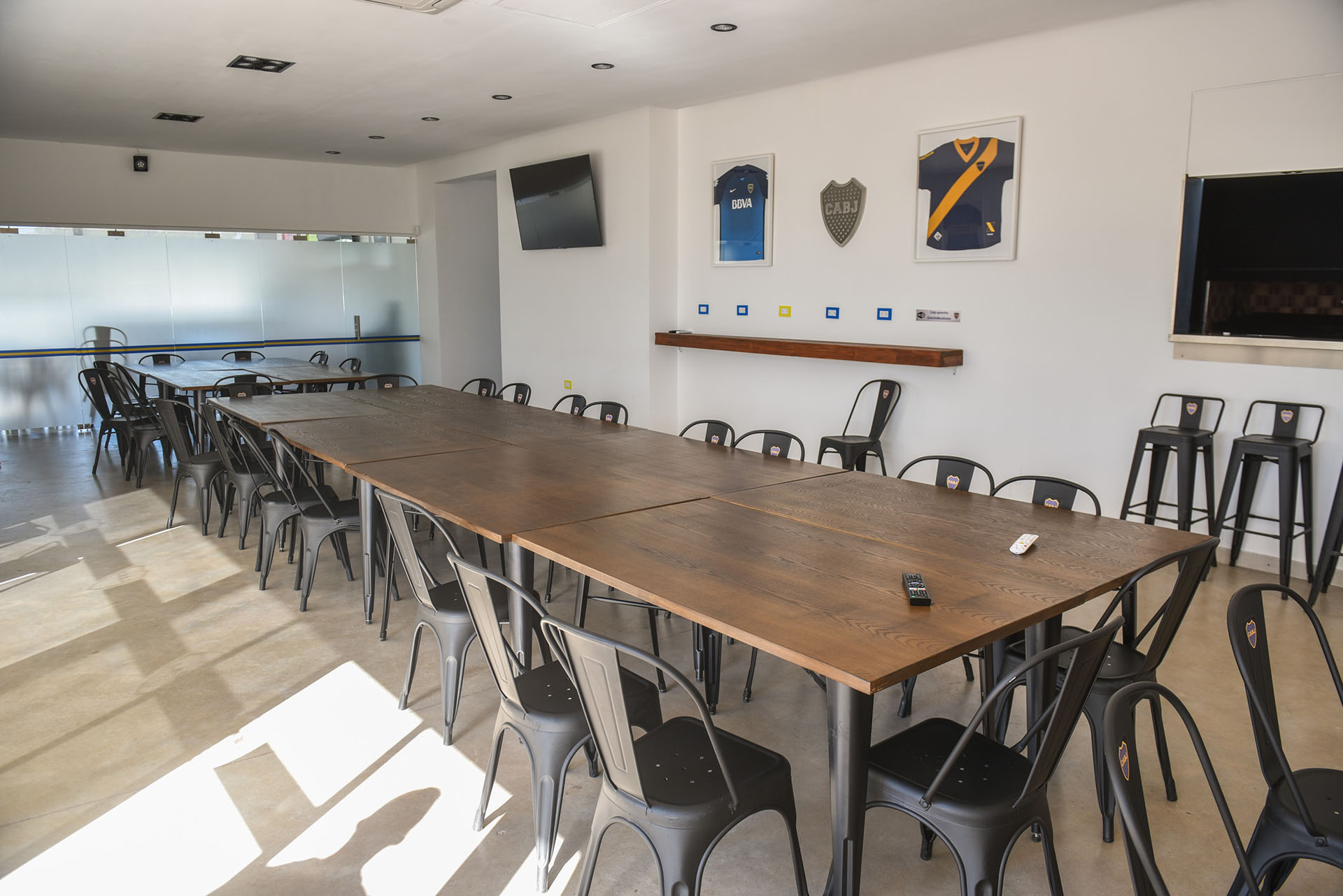 El quincho cuenta con varios televisores y muestra encuadrados varios modelos de camisetas de Boca (Guille Llamos)