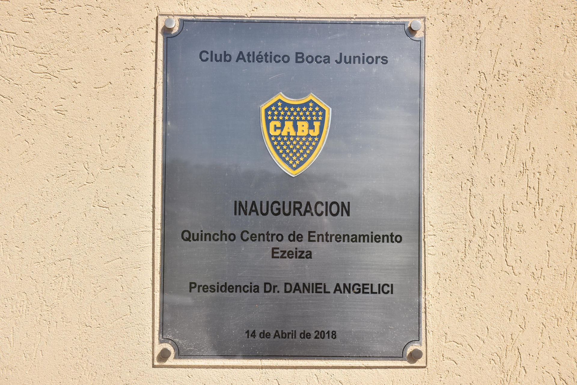 La placa conmemorativa por la inauguración del quincho para padres y visitantes (Guille Llamos)