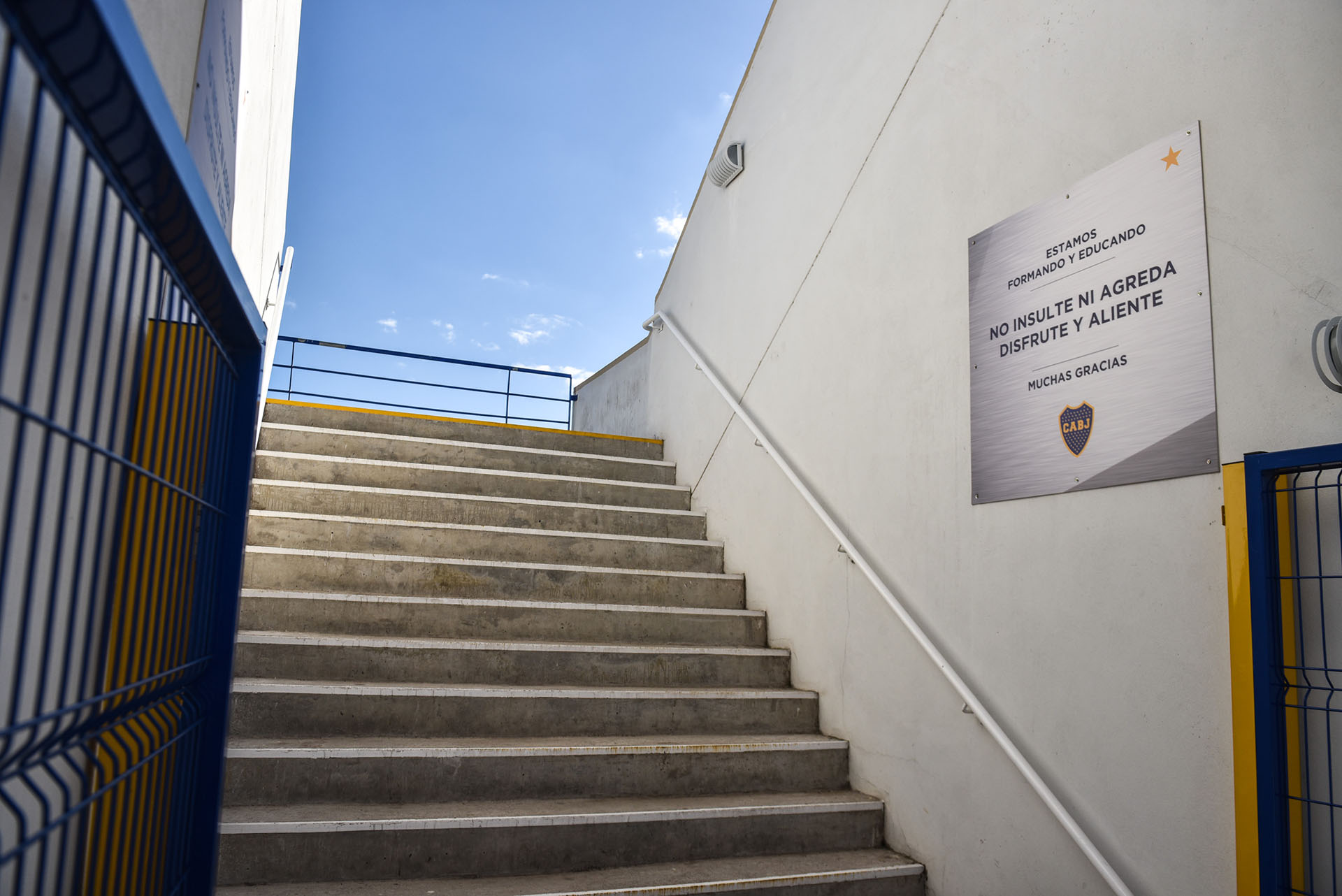 “No insulte ni agreda. Disfrute y aliente”: el mensaje para los padres en el acceso a una de las tribunas (Guille Llamos)