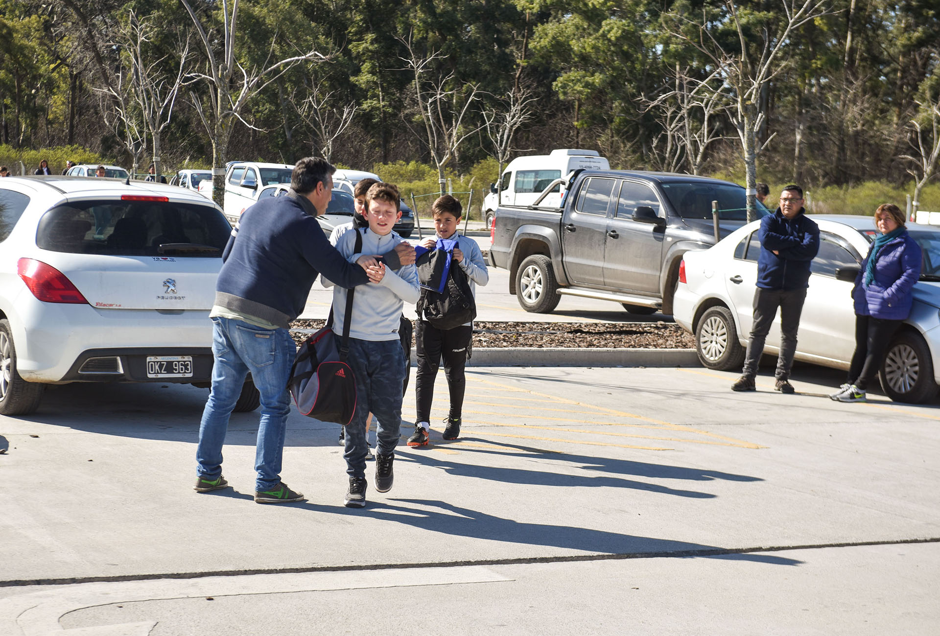 Los padres que llevan a sus hijos a los entrenamientos y partidos disponen de un amplio estacionamiento (Guille Llamos)