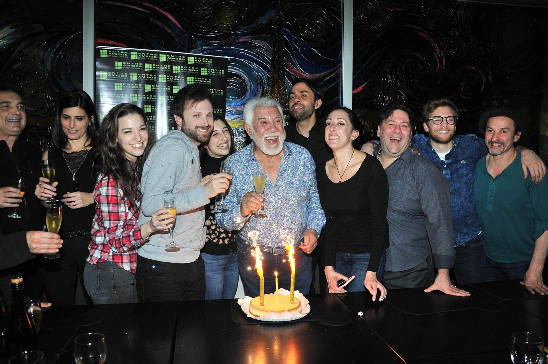 Raúl Lavié festejó sus 81 años con sus familiares y el elenco del espectáculo “El violinista” (Verónica Guerman / Teleshow)