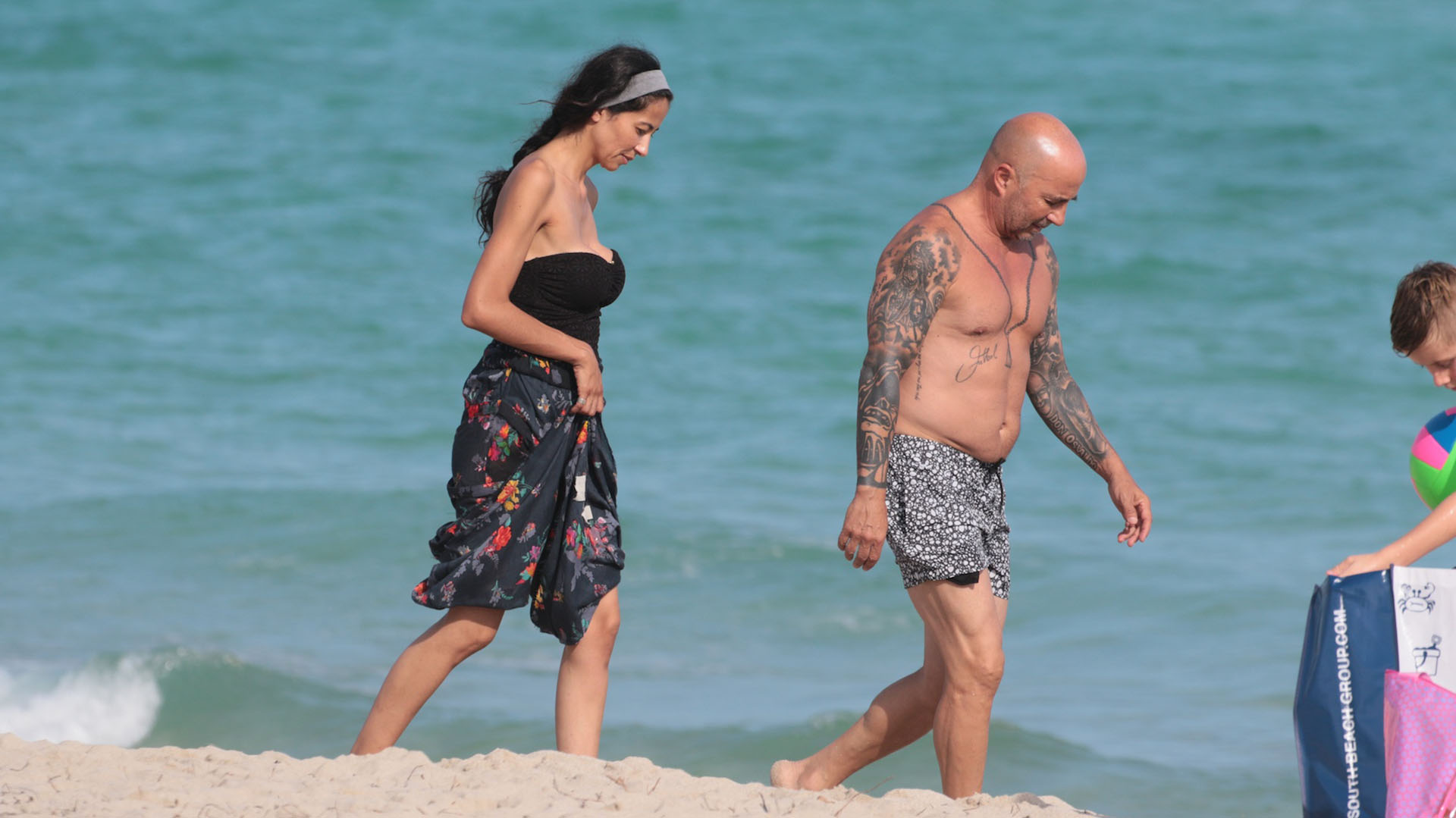 Jorge Sampaoli pasea por las playas de Miami junto a su novia (Splash News/The Grosby Group)