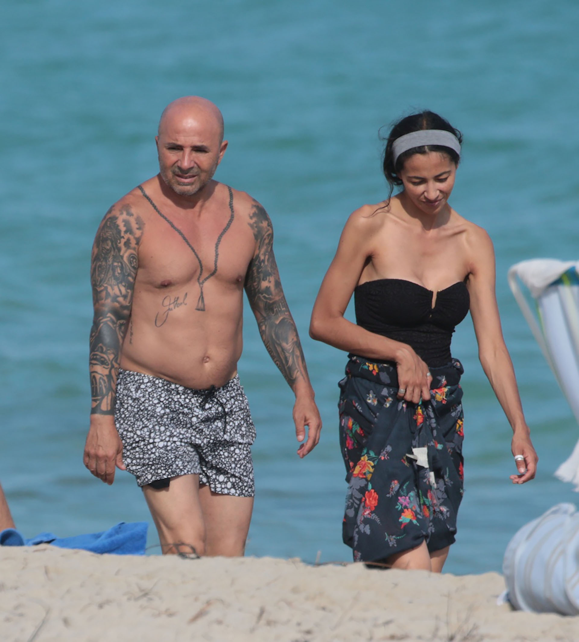 Jorge Sampaoli pasea por las playas de Miami junto a su novia (Splash News/The Grosby Group)