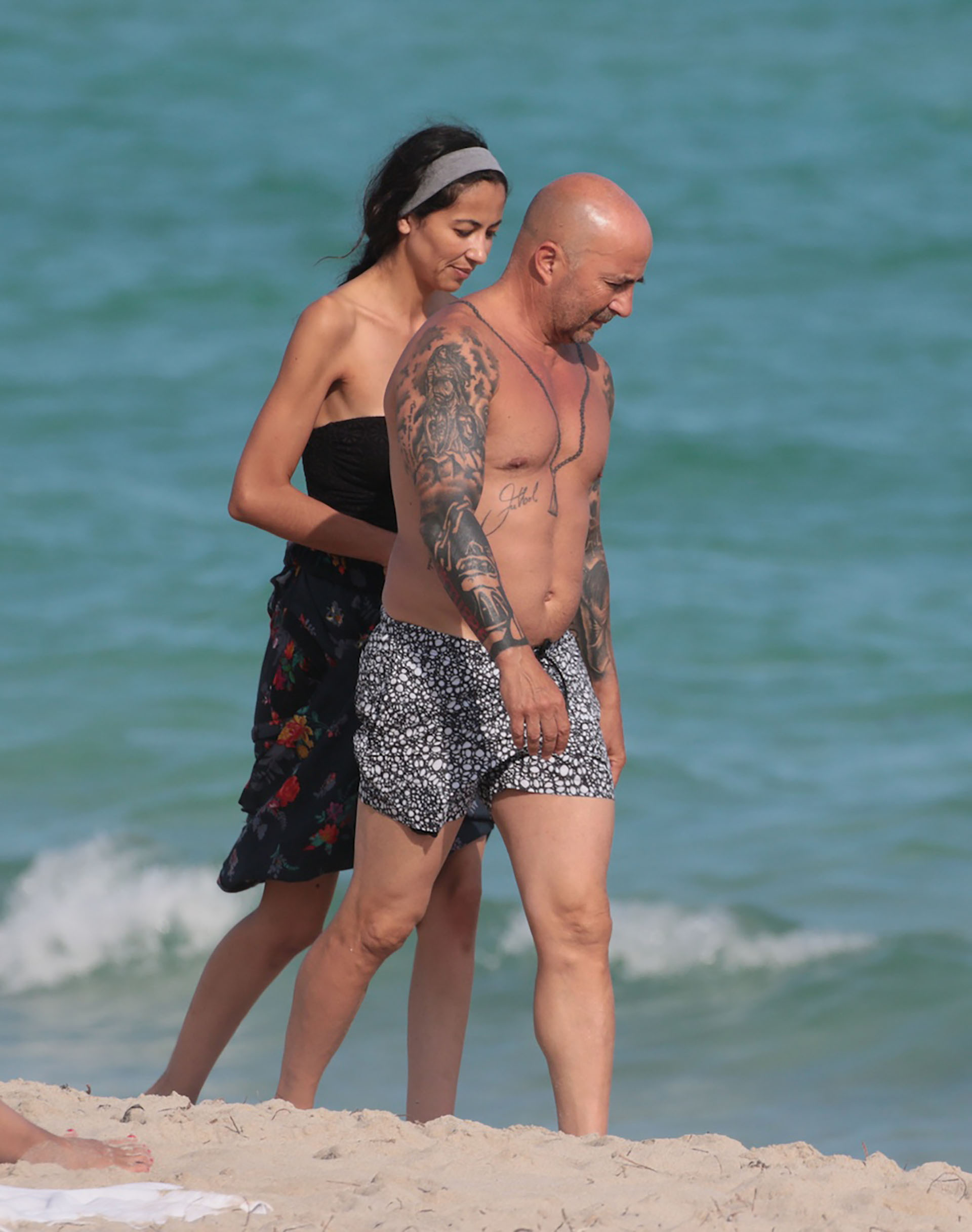 Jorge Sampaoli pasea por las playas de Miami junto a su novia (Splash News/The Grosby Group)