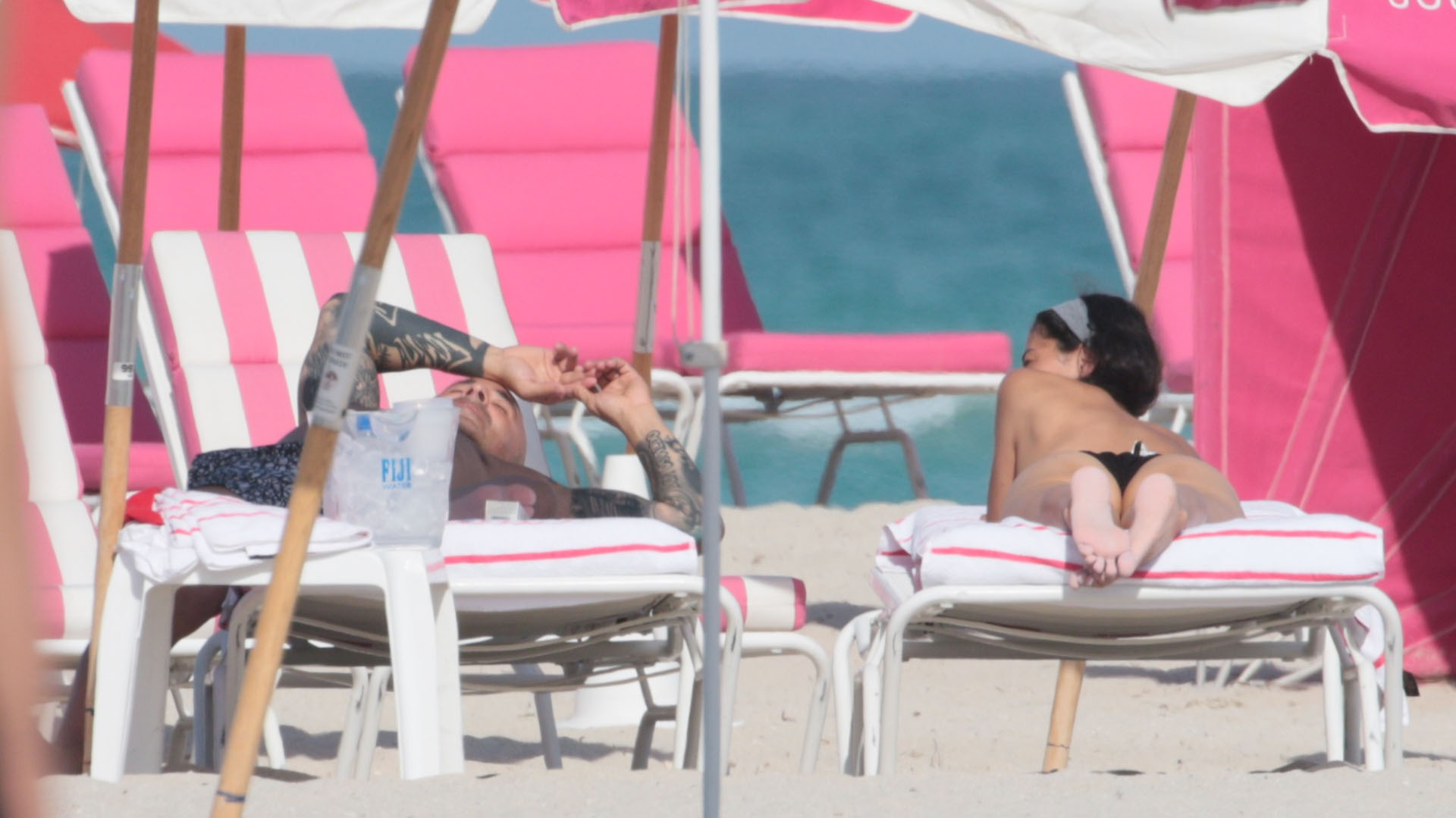 Jorge Sampaoli pasea por las playas de Miami junto a su novia (Splash News/The Grosby Group)