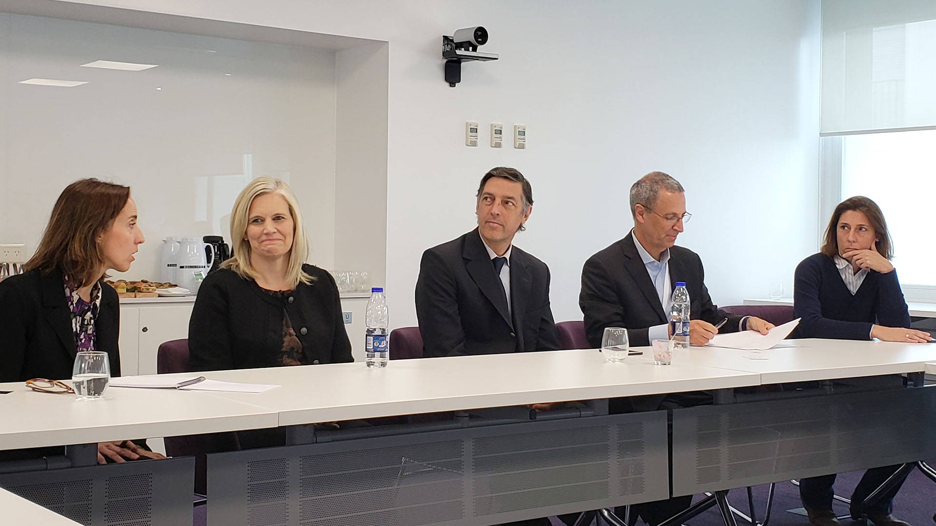 Lori Beer, la segunda de izquierda a derecha, habló sobre la relación de blockchain con la ciberseguridad en una de las oficinas que tiene el banco en Buenos Aires. (Cripto 247)