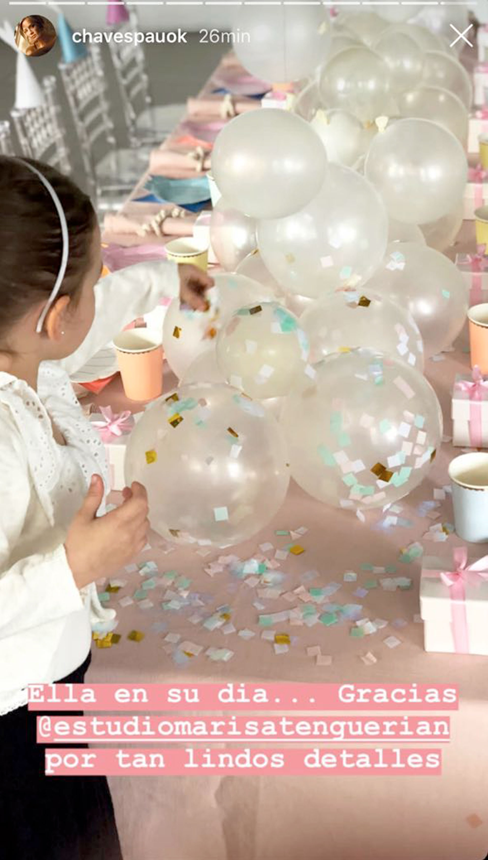 Oli junto a la mesa decorada con globos. (Foto: Instagram)