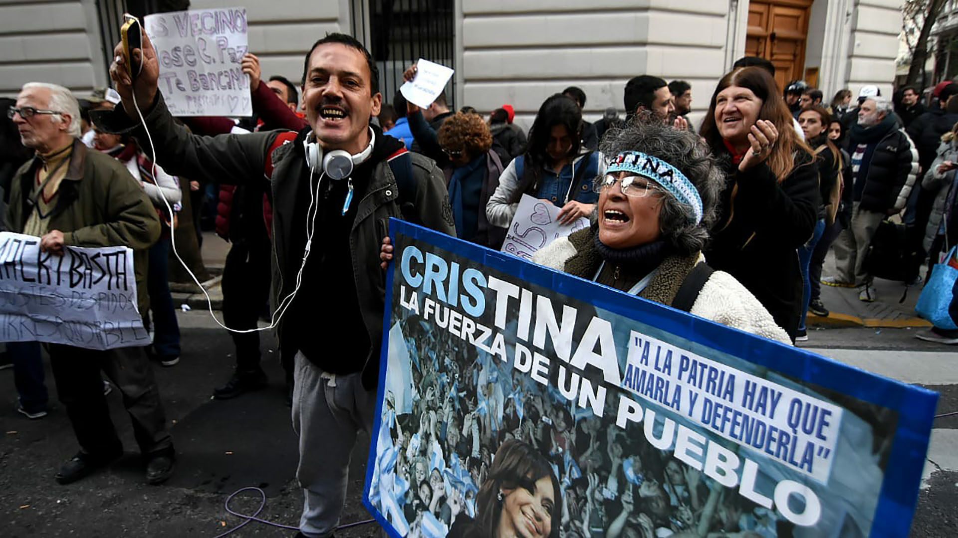 Frente al departamento de Recoleta hubo consignas contra el Gobierno y el juez Bonadio