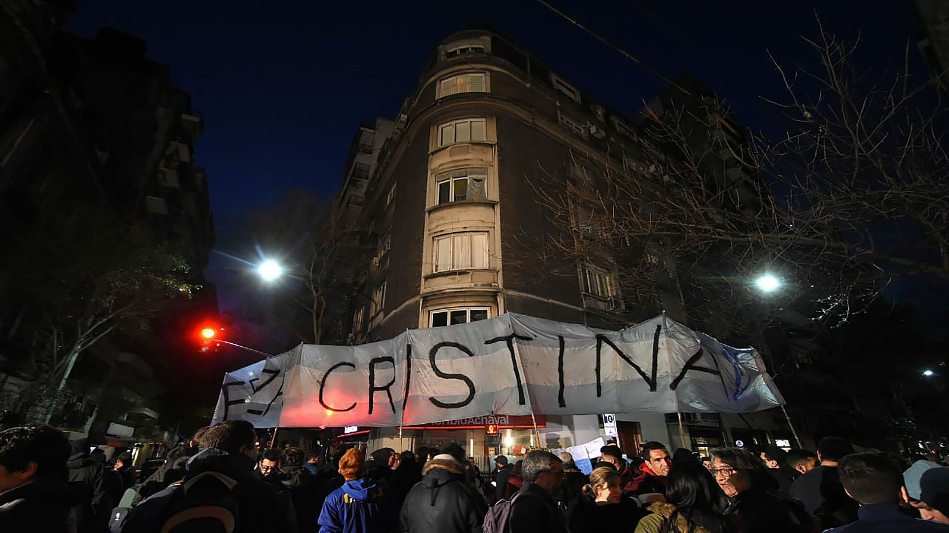 Un grupo de militantes mantuvo la vigilia desde el miércoles a la noche