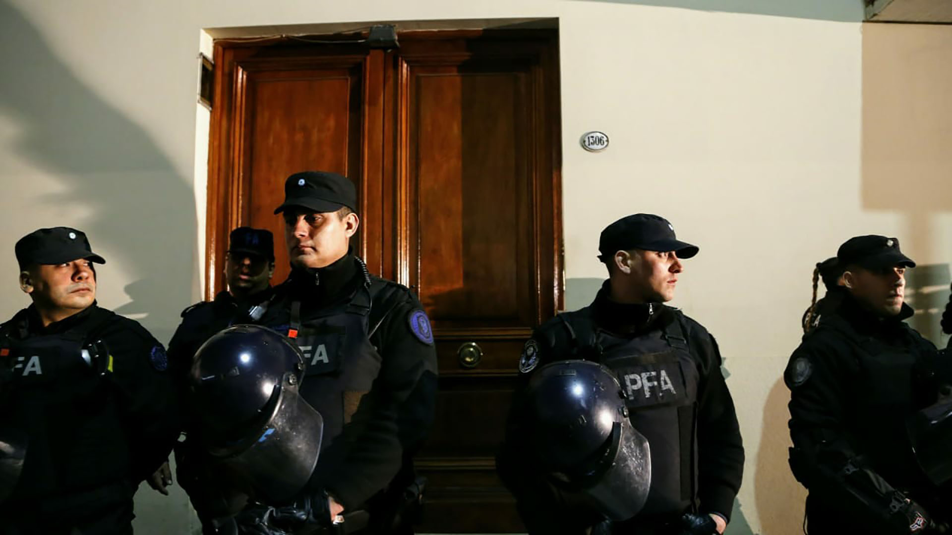 Los efectivos policiales custodiaron la puerta de ingreso al edificio