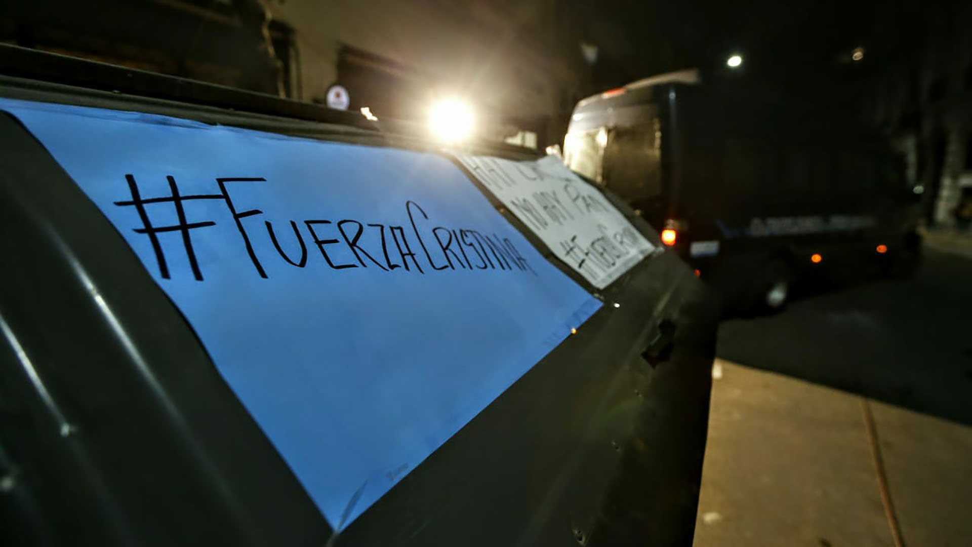 Un grupo de militantes K dejó mensajes de apoyo para la ex presidente