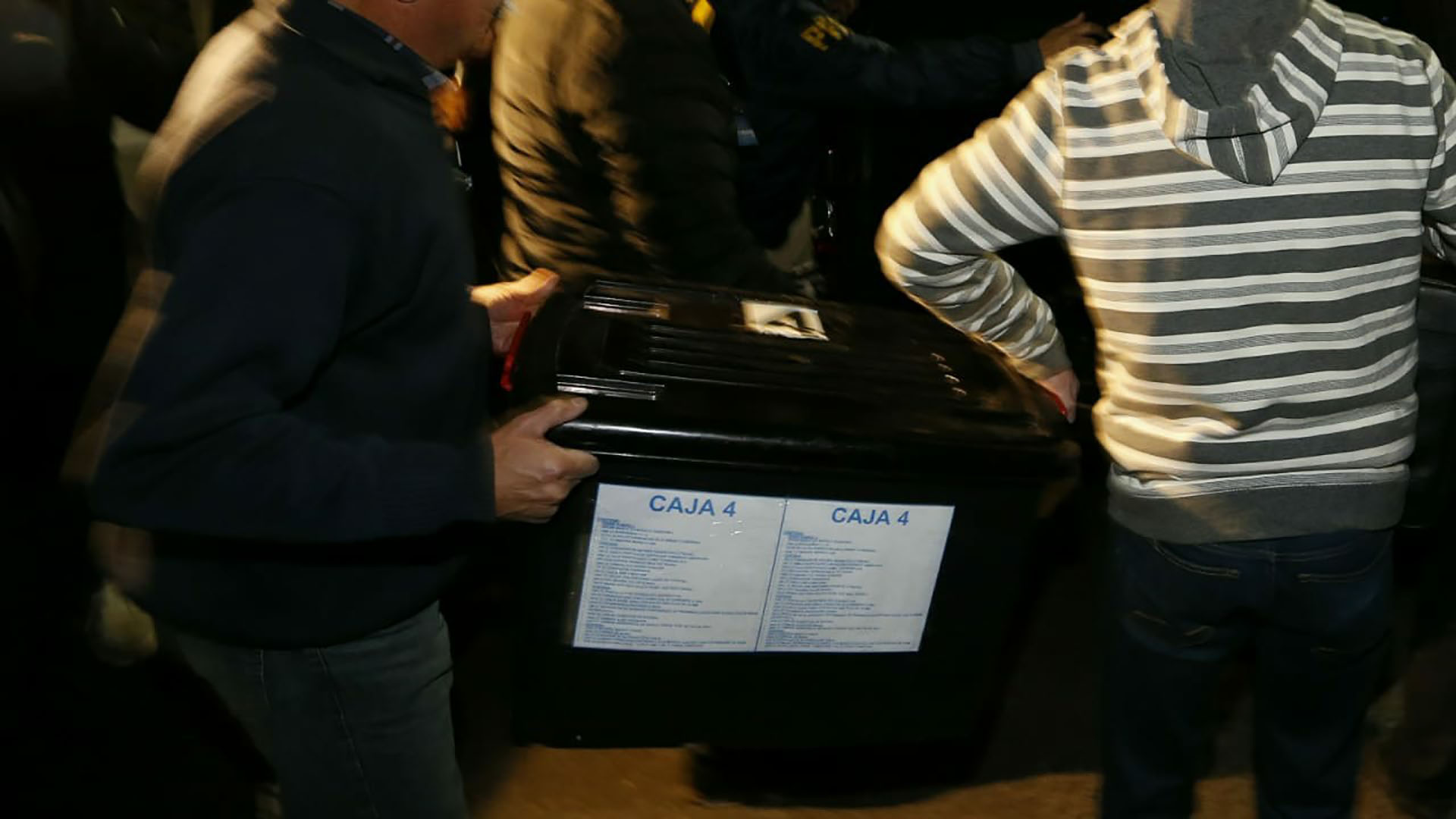 Los efectivos entraron con herramientas y, pasadas las ocho de la noche, se llevaron las primeras cajas